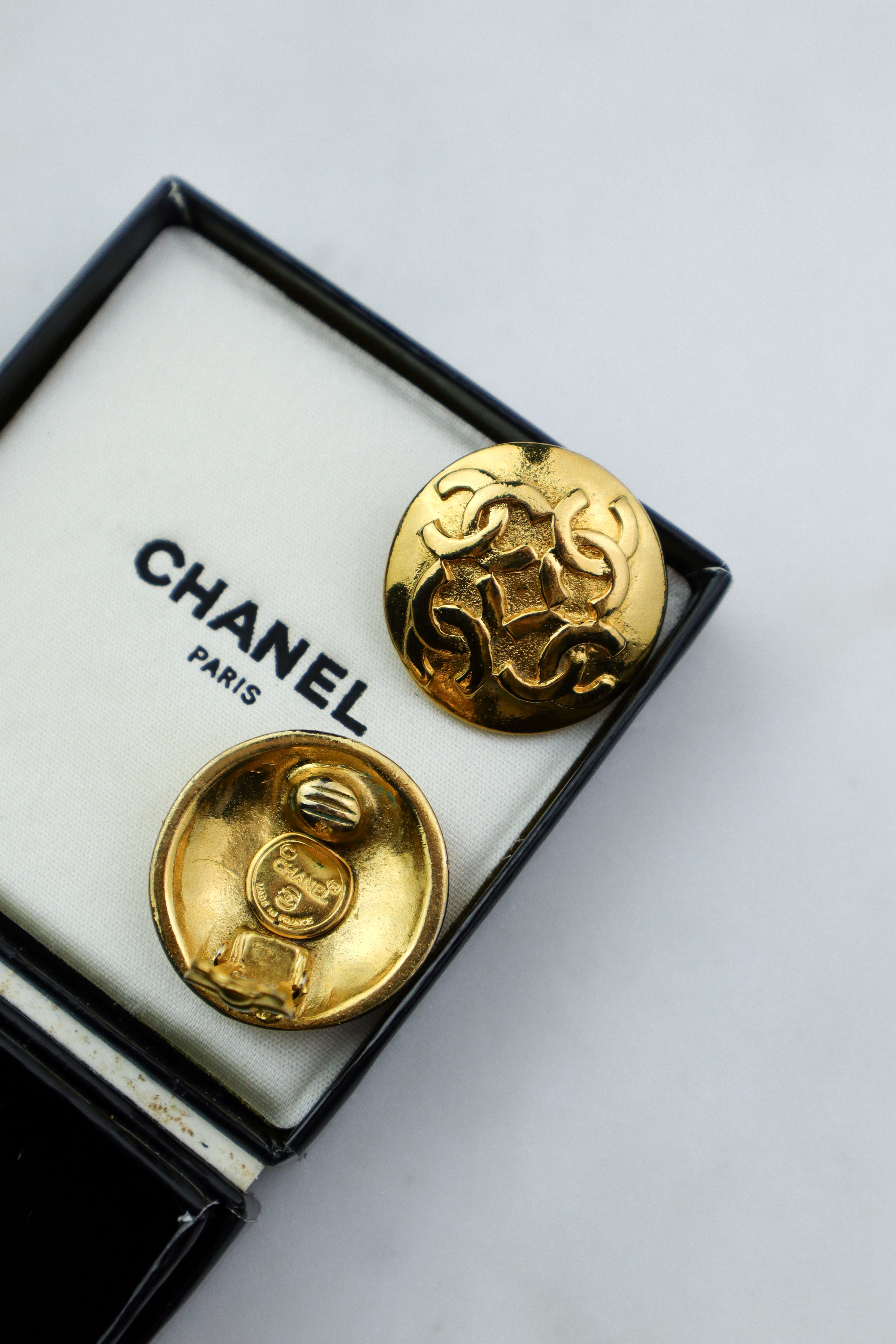 Chanel - okrągłe, złocone klipsy vintage wielokrotne CC