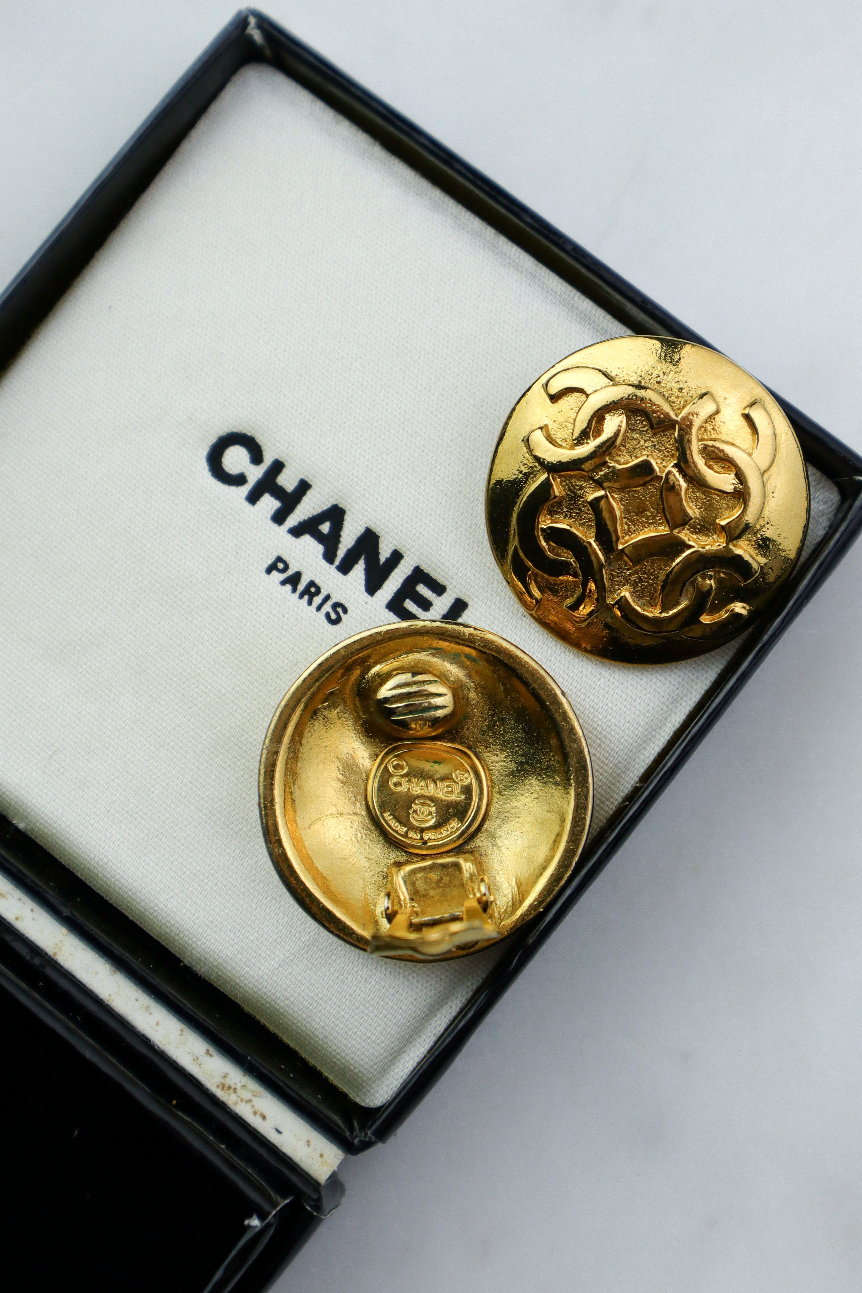 Chanel - okrągłe, złocone klipsy vintage wielokrotne CC