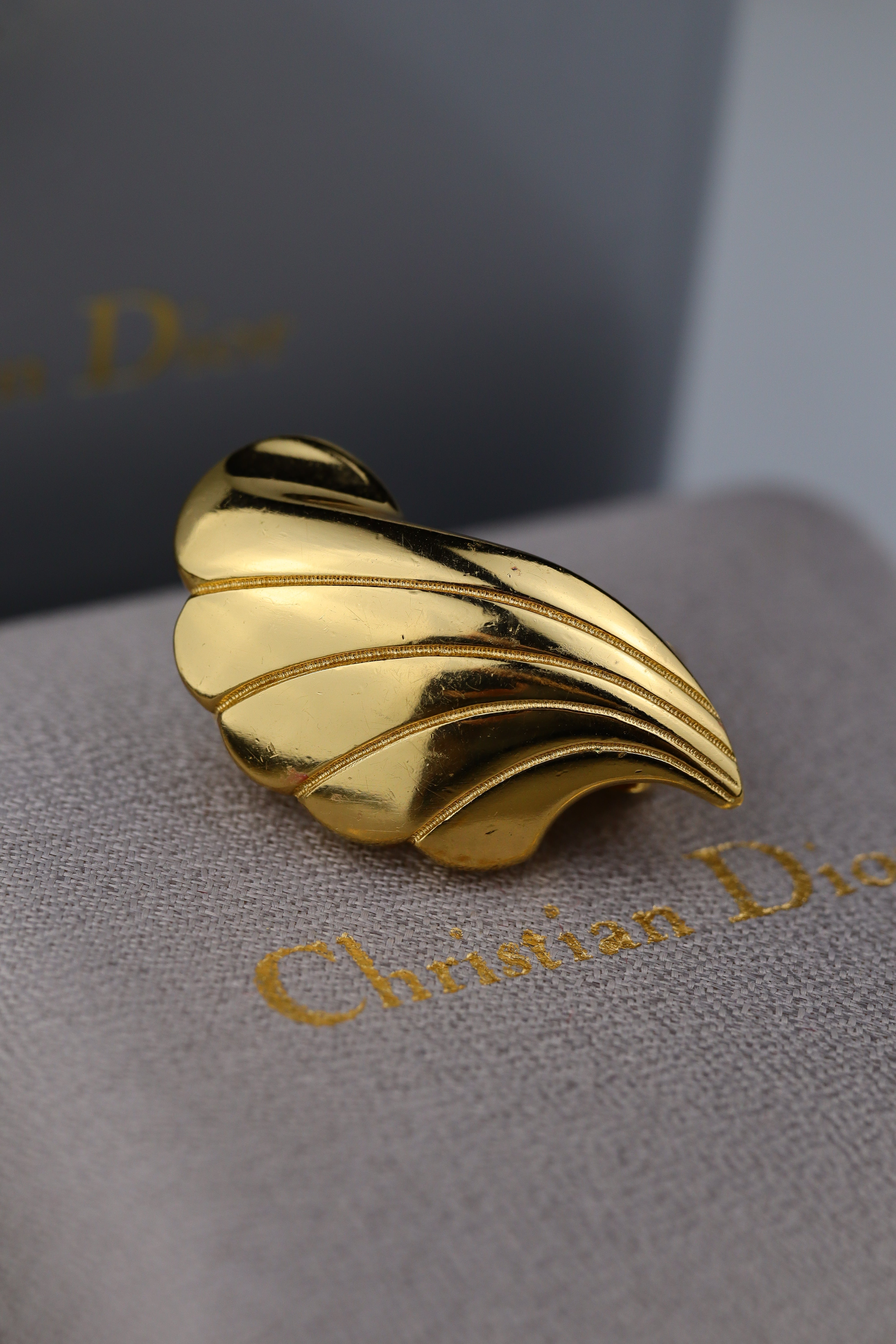 Christian Dior - pozłacane klipsy "skrzydła"