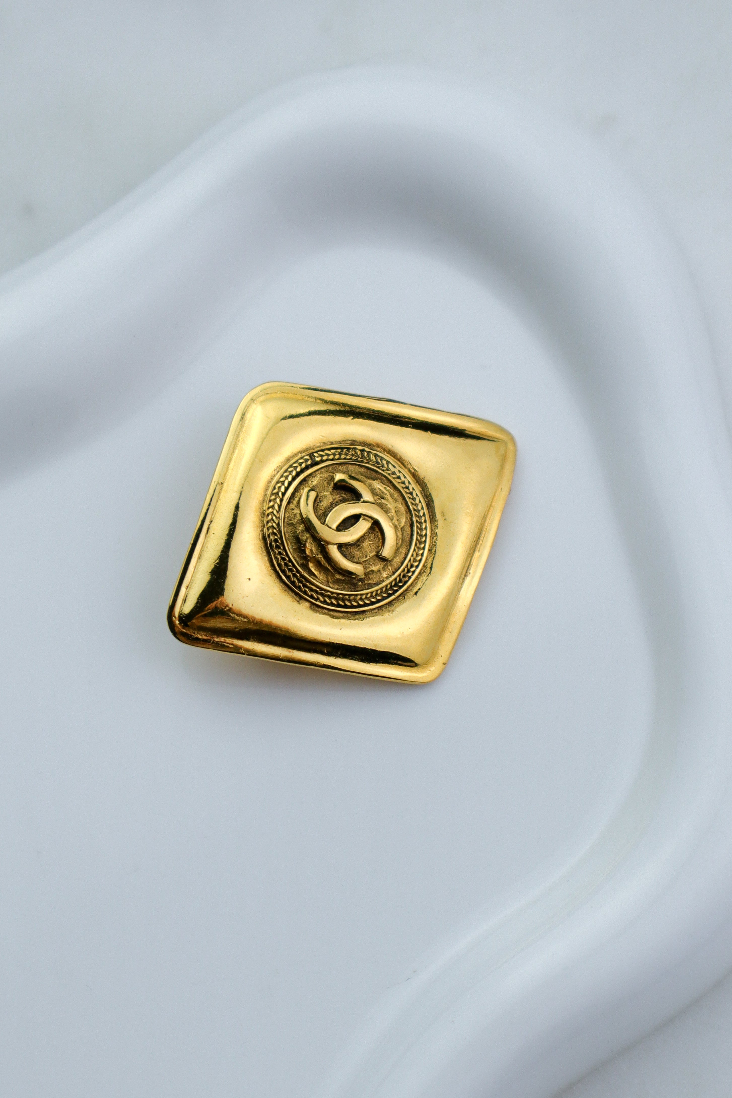 Chanel - vintage broszka CC