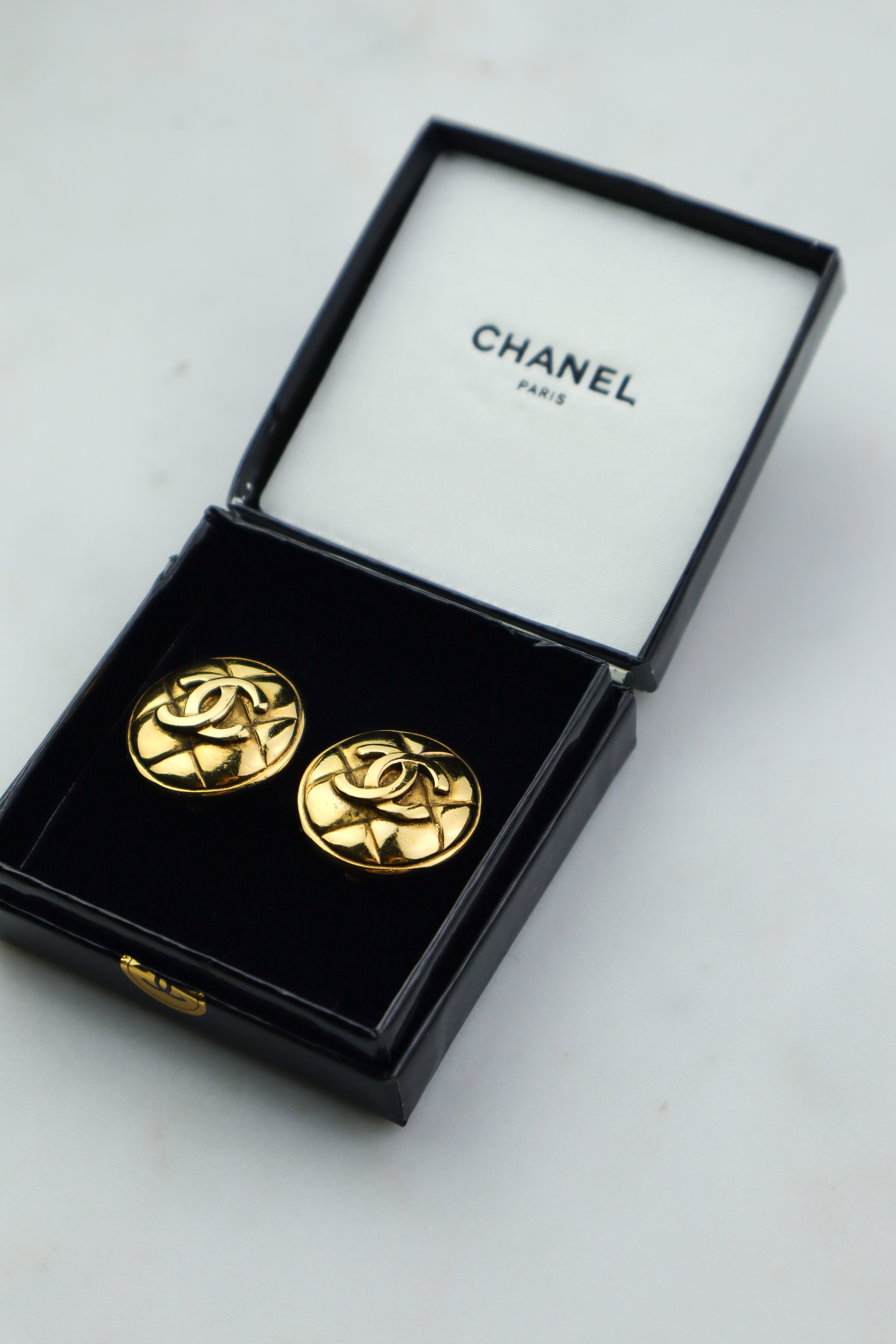 Chanel - pikowane klipsy vintage "Matelassé" logo CC (mniejsze)