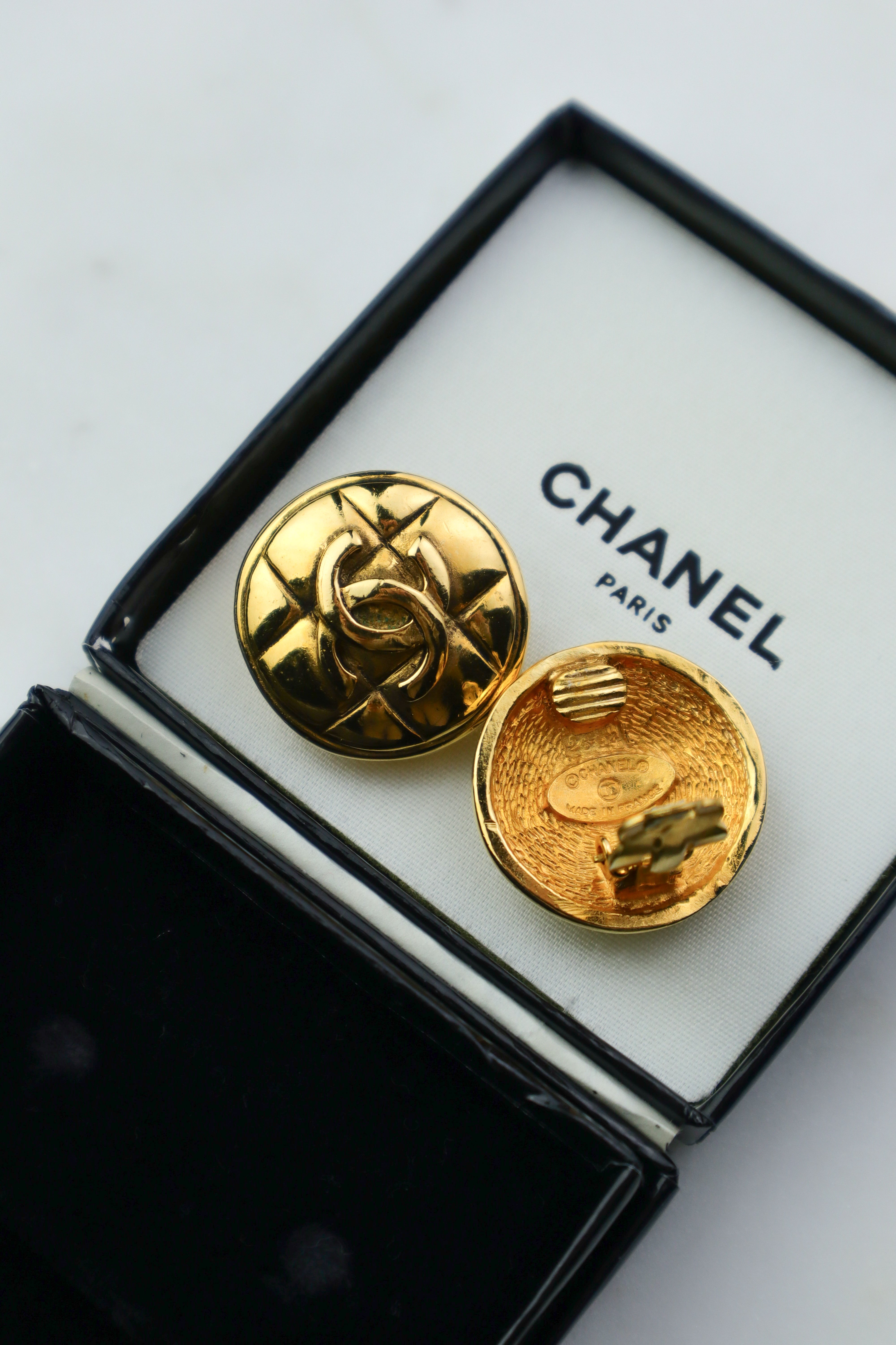 Chanel - pikowane klipsy vintage "Matelassé" logo CC (mniejsze)