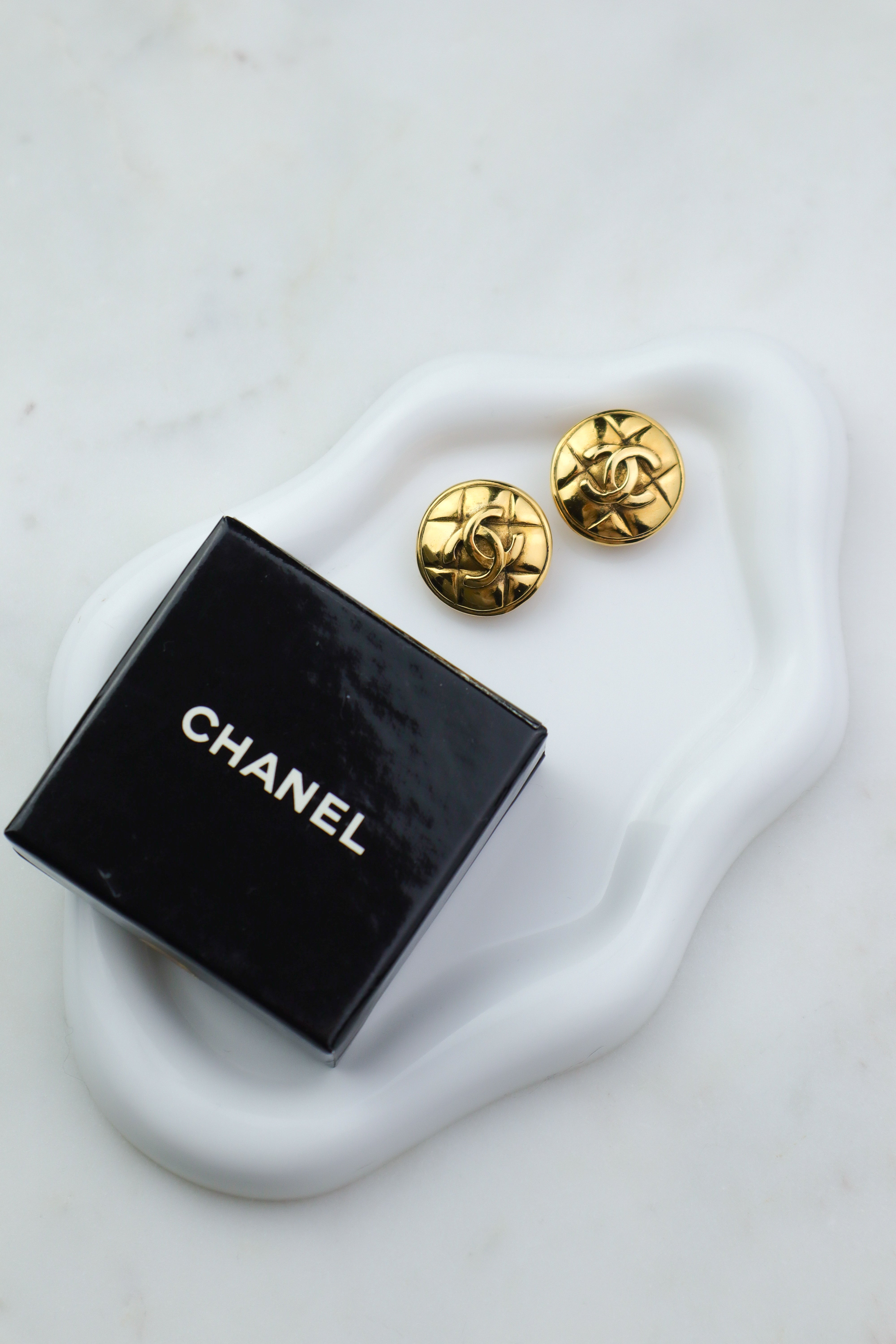 Chanel - pikowane klipsy vintage "Matelassé" logo CC (mniejsze)