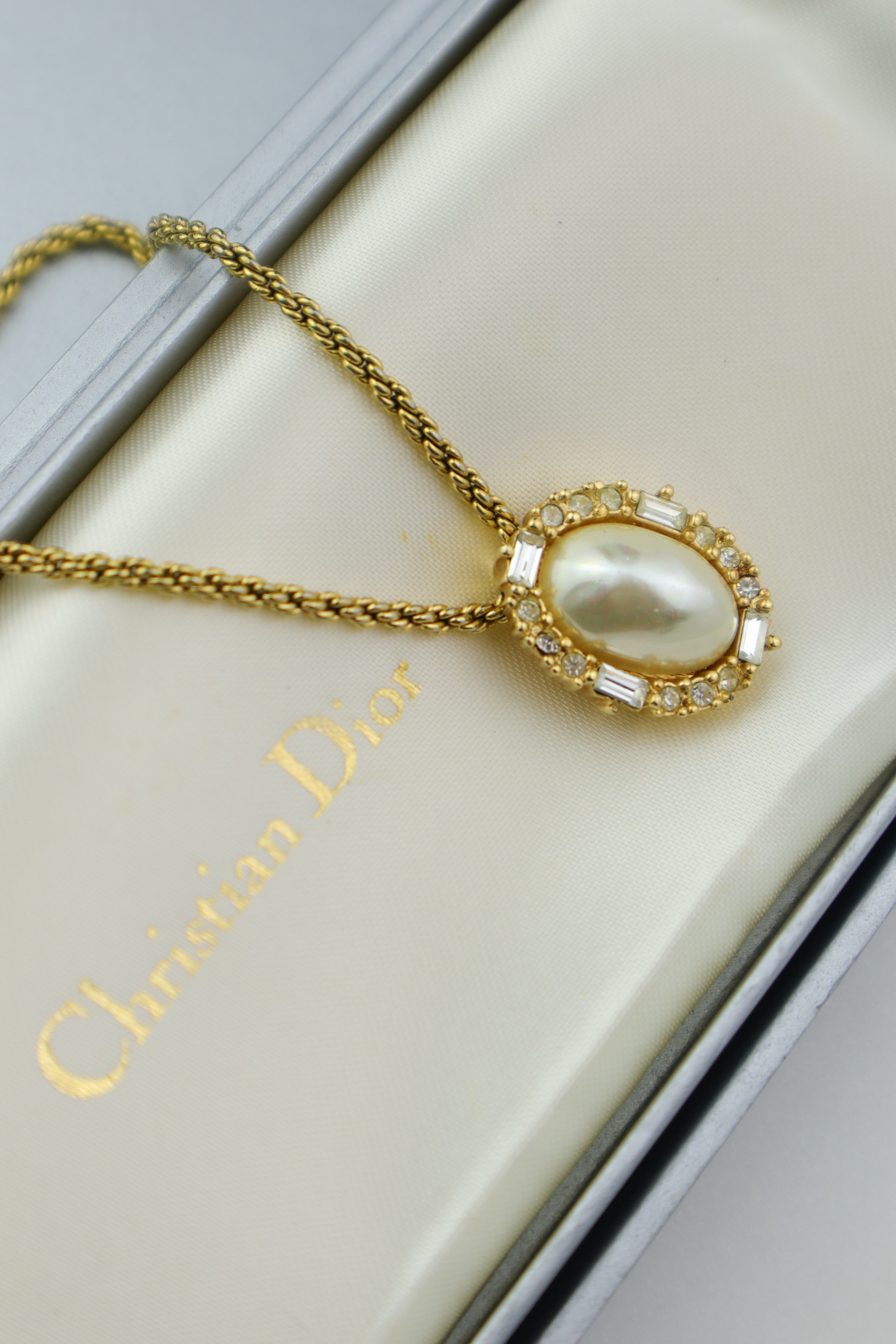 Christian Dior - naszyjnik z perłą i kryształkami