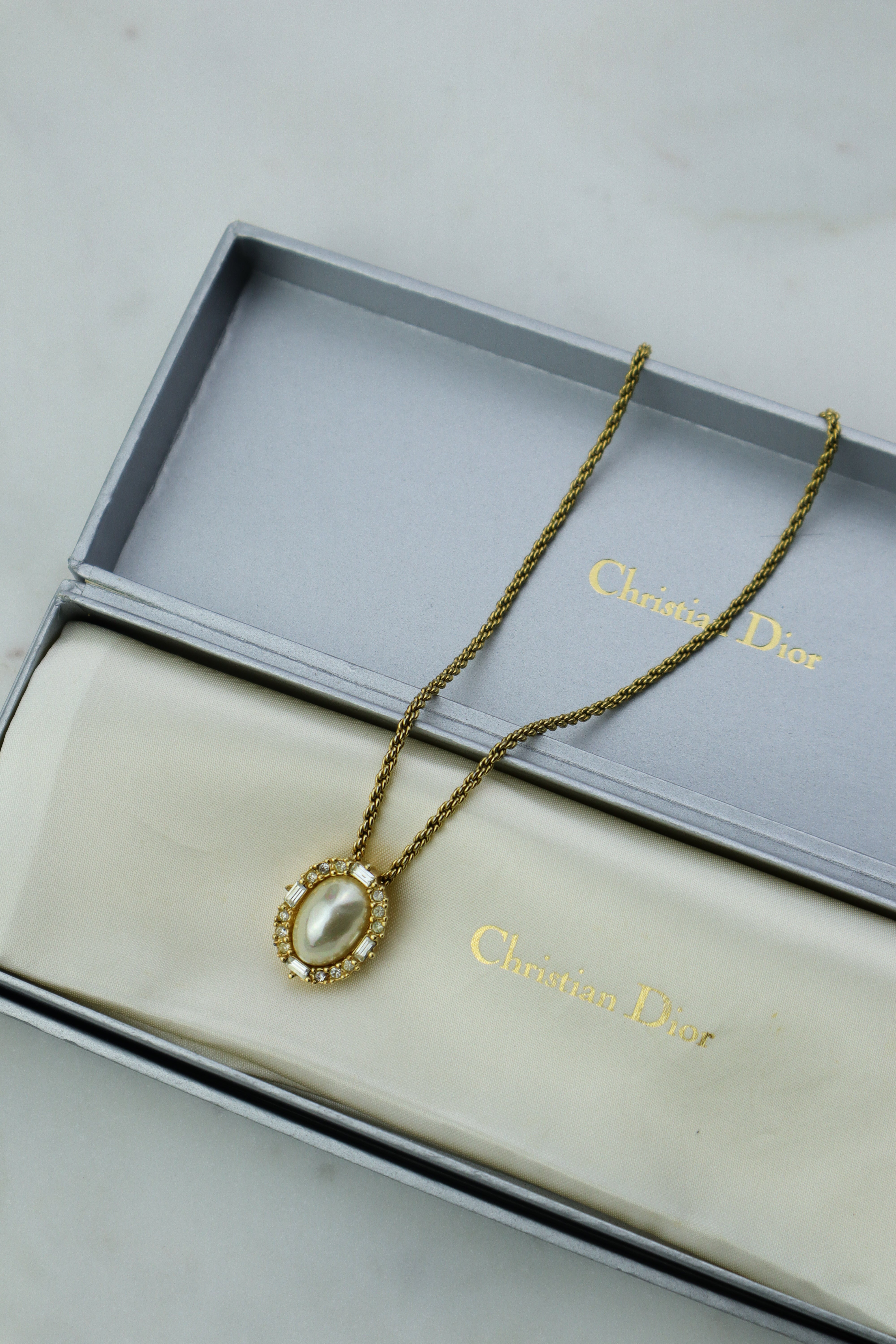 Christian Dior - naszyjnik z perłą i kryształkami