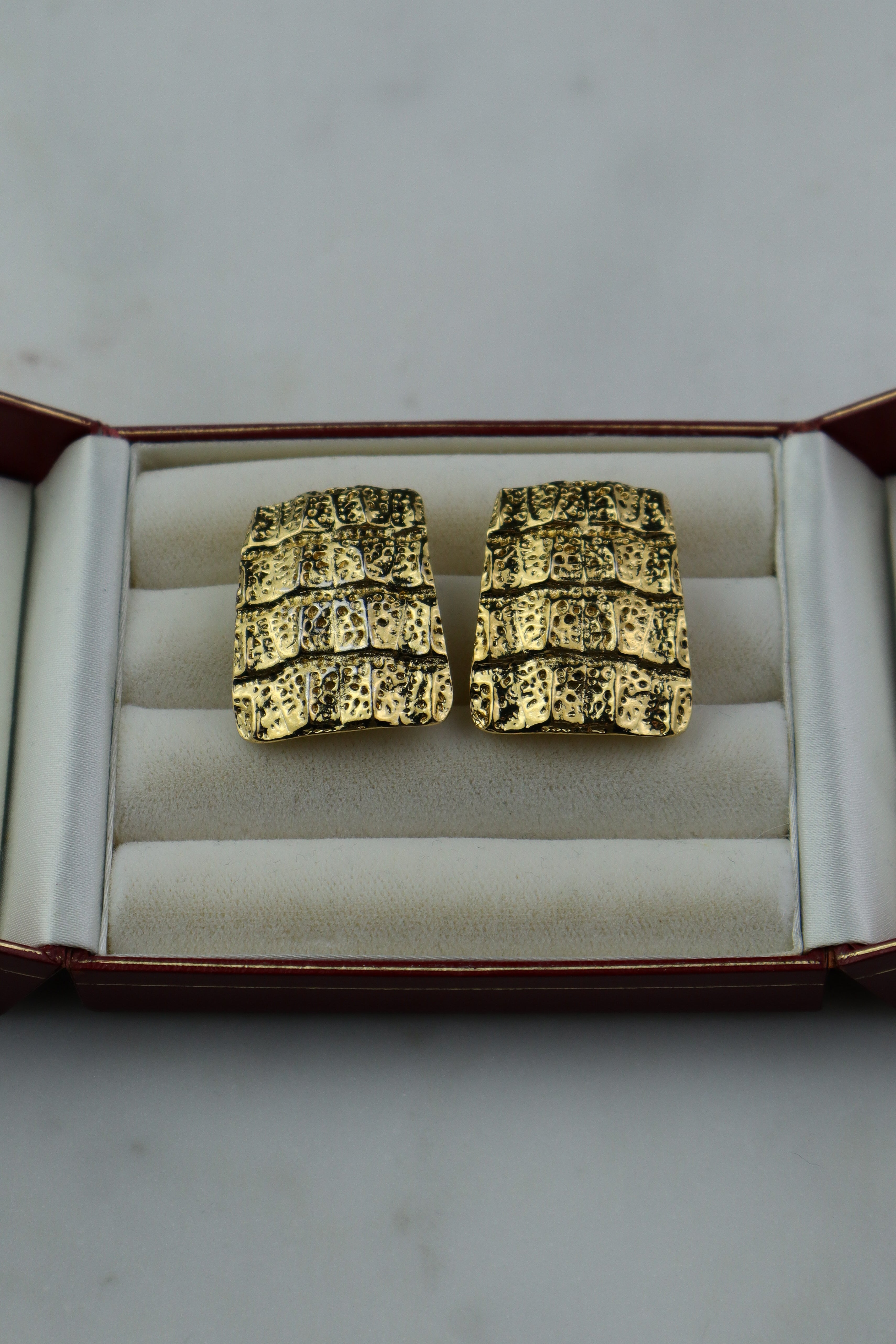 Yves Saint Laurent - złocone, teksturowane klipsy vintage