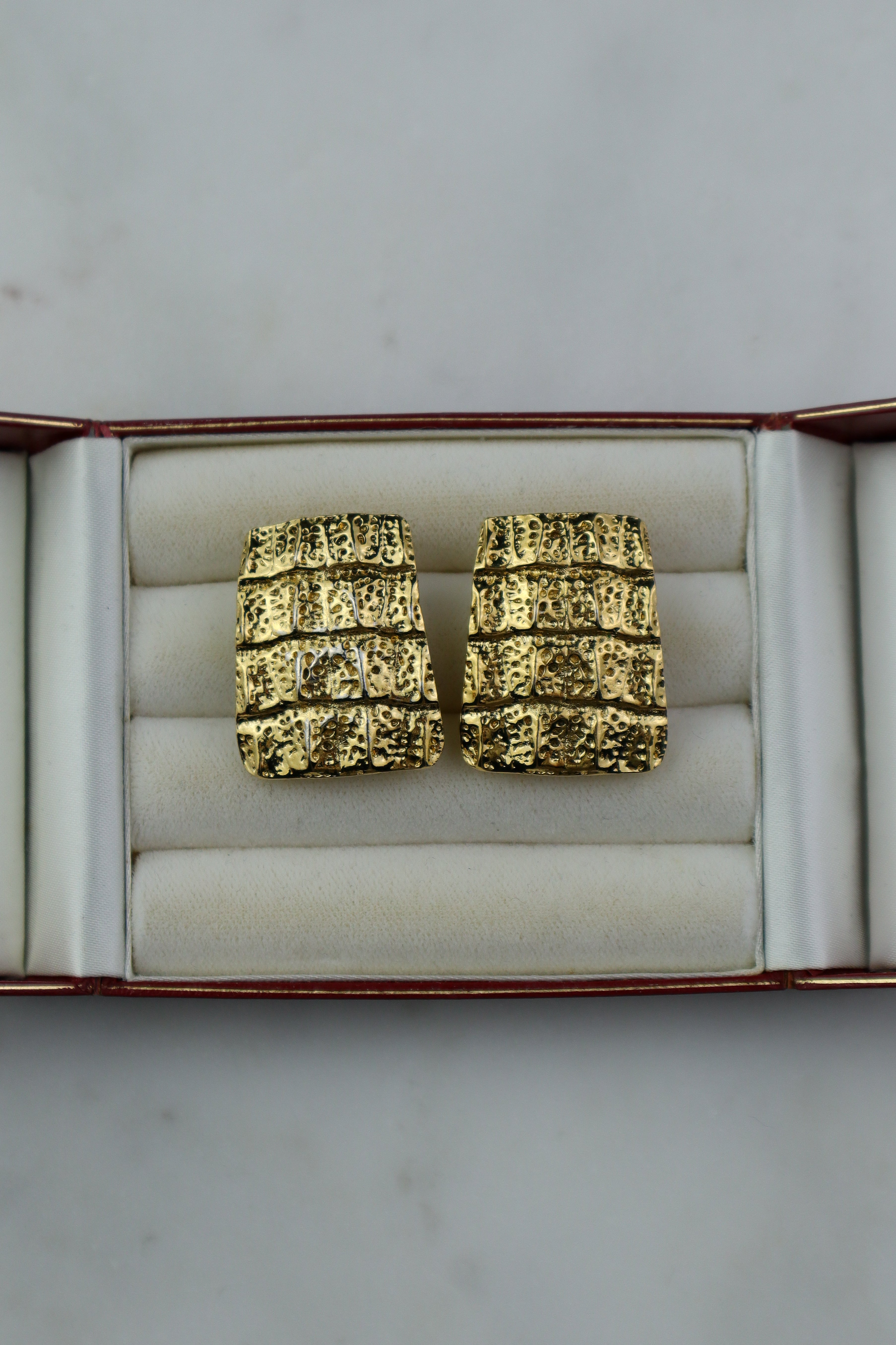 Yves Saint Laurent - złocone, teksturowane klipsy vintage