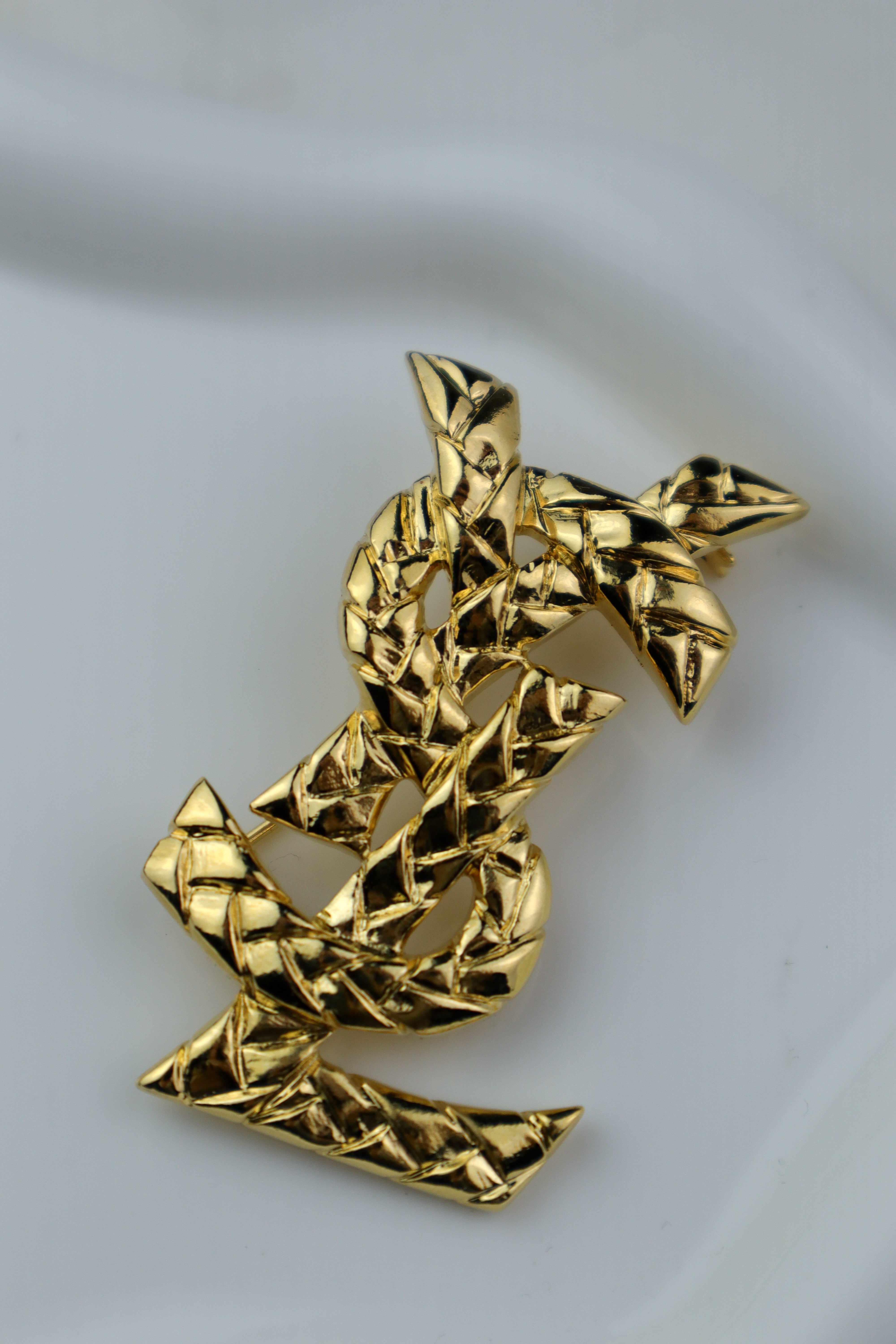 Yves Saint Laurent - broszka monogram o młotkowanej strukturze