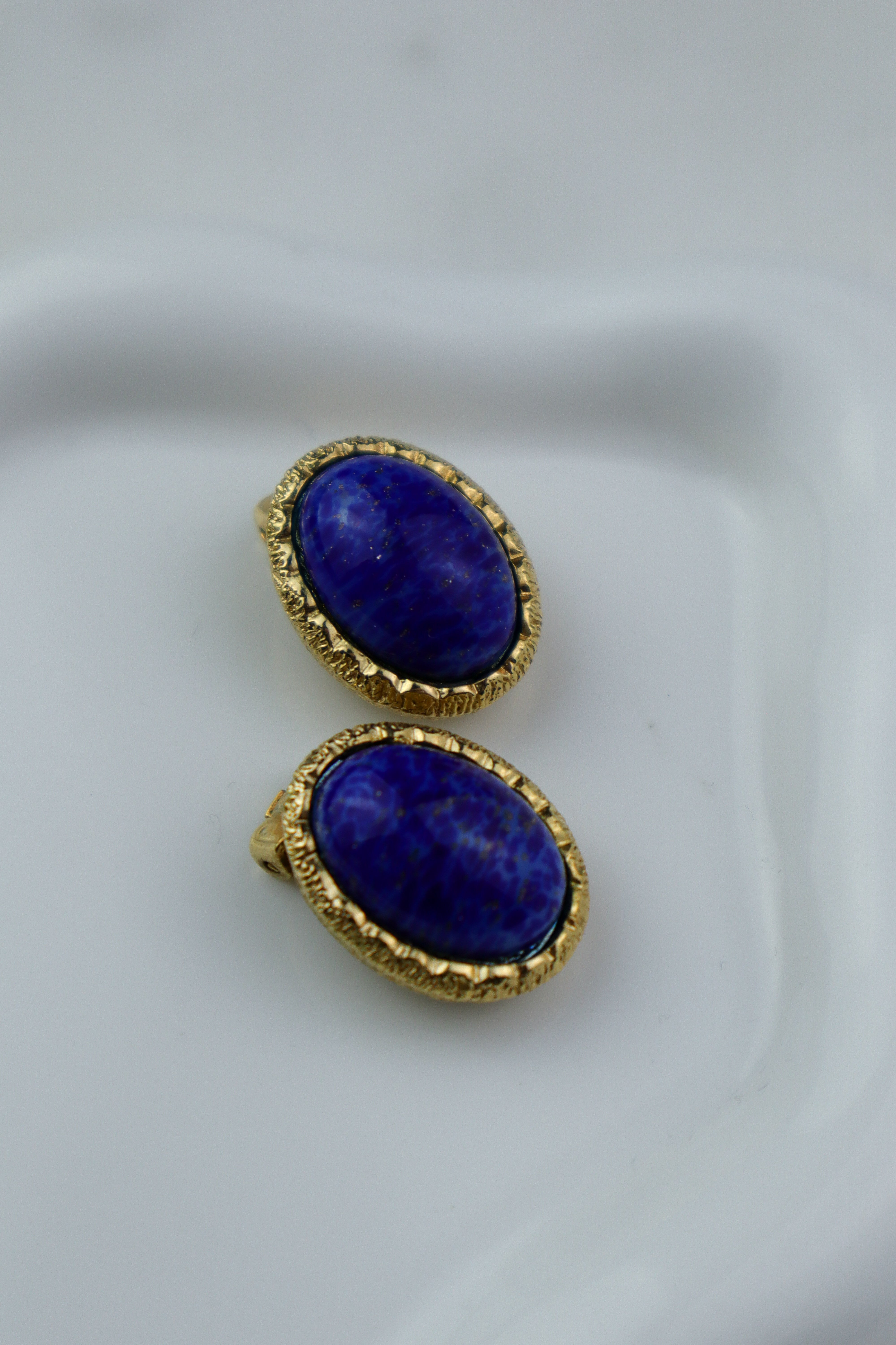 Christian Dior - klipsy vintage z kobaltowym kaboszonem "lapis lazuli"