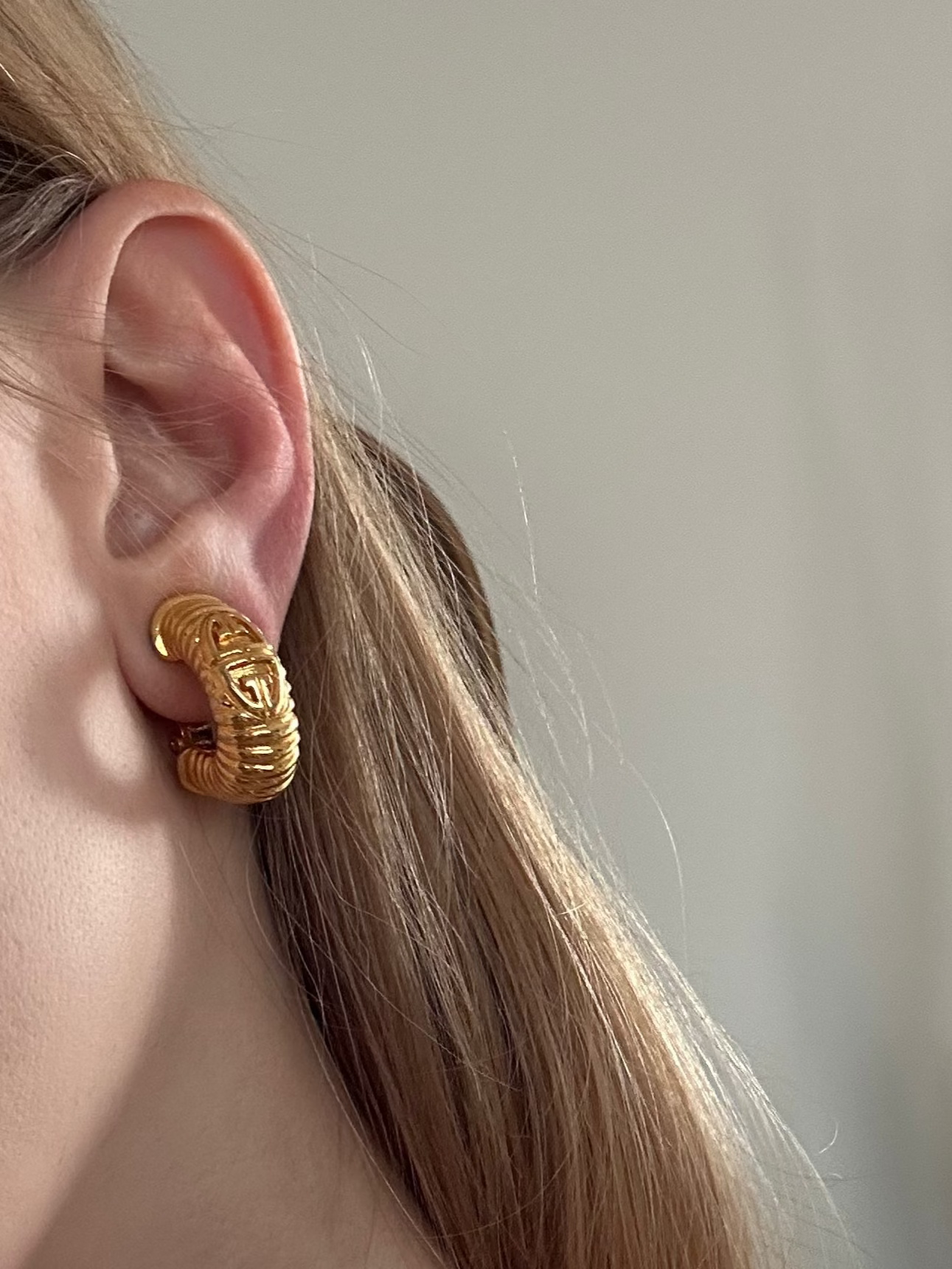 Givenchy - pozłacane klipsy koła