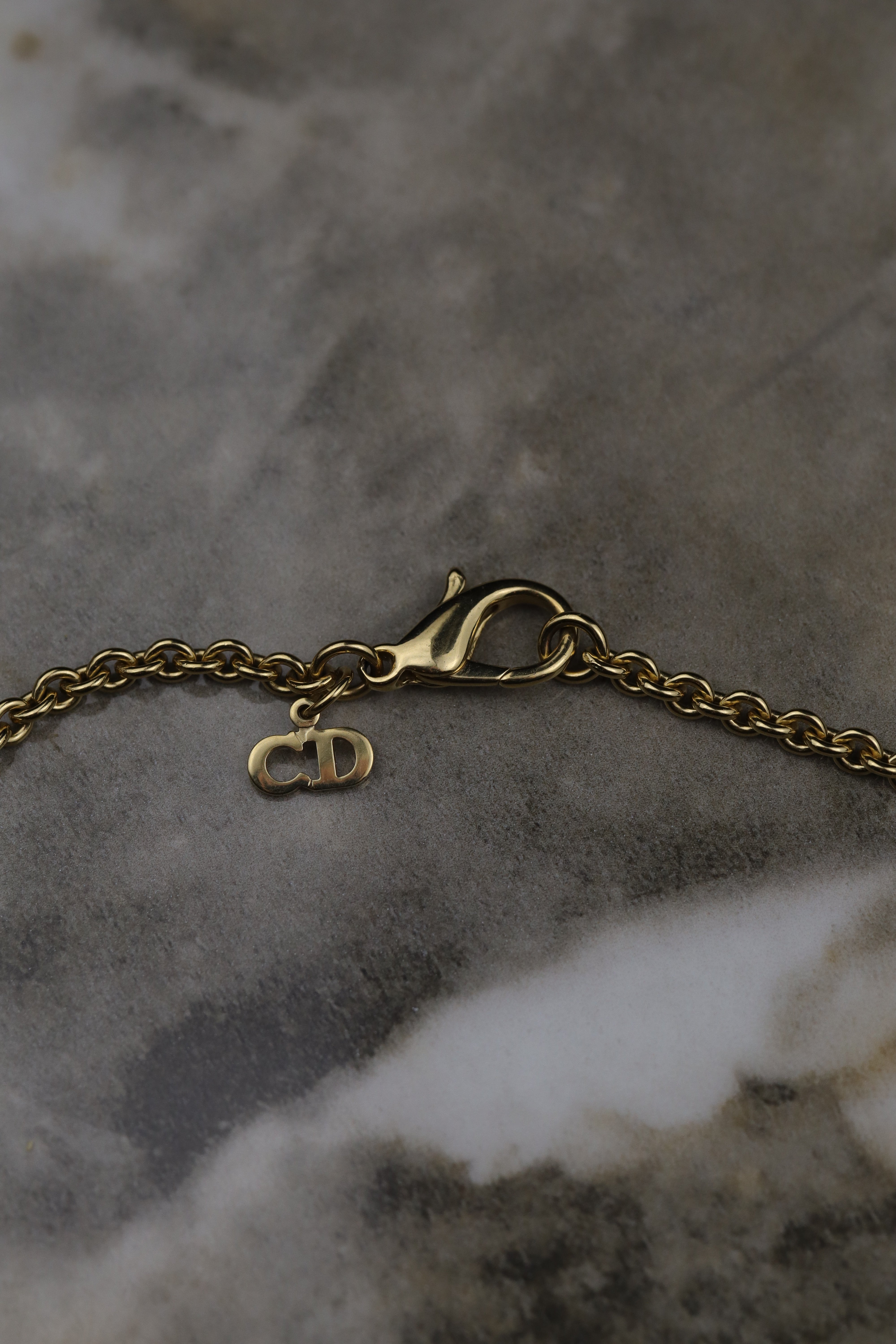 Christian Dior - pozłacany wisior z logo