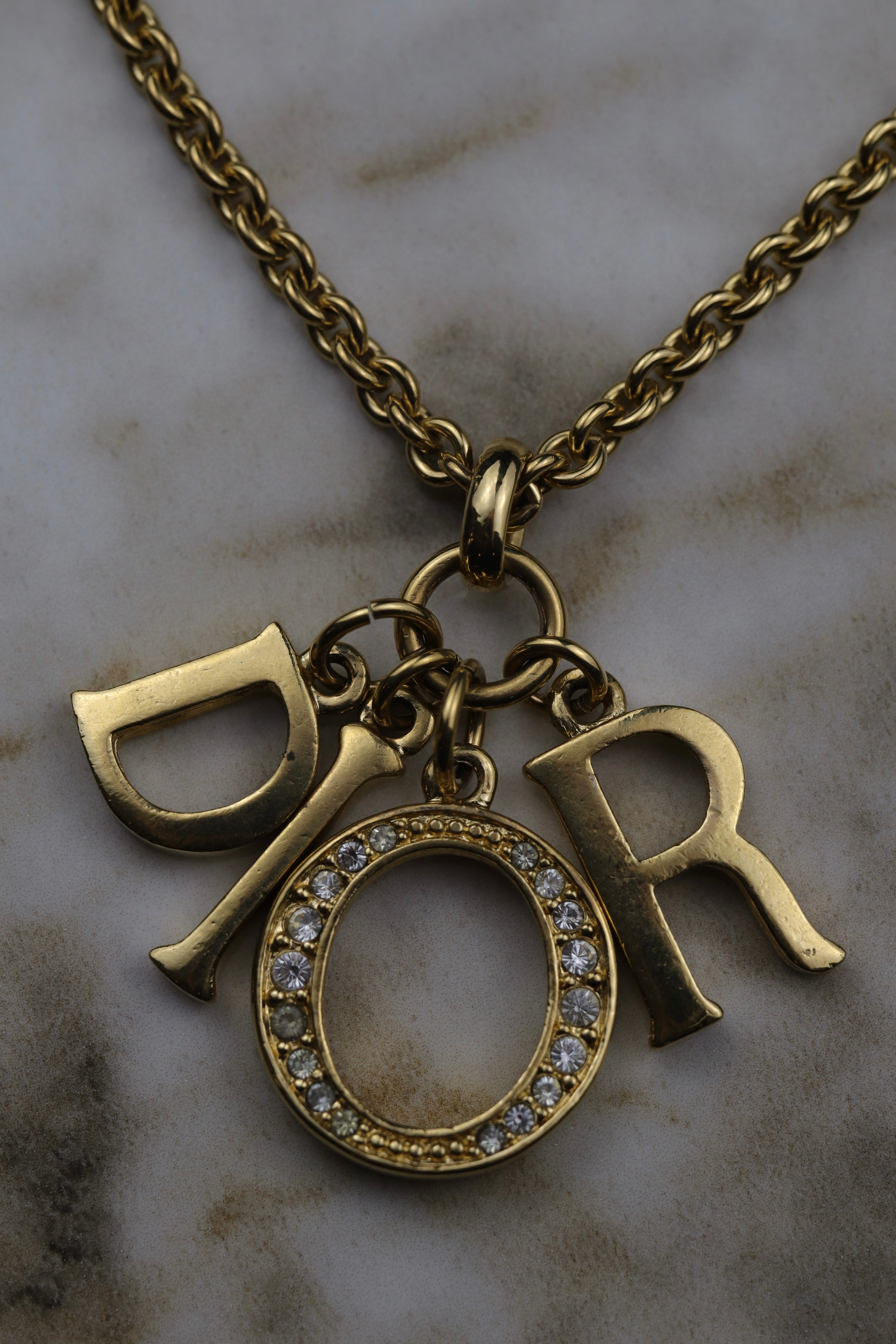 Christian Dior - pozłacany wisior z logo