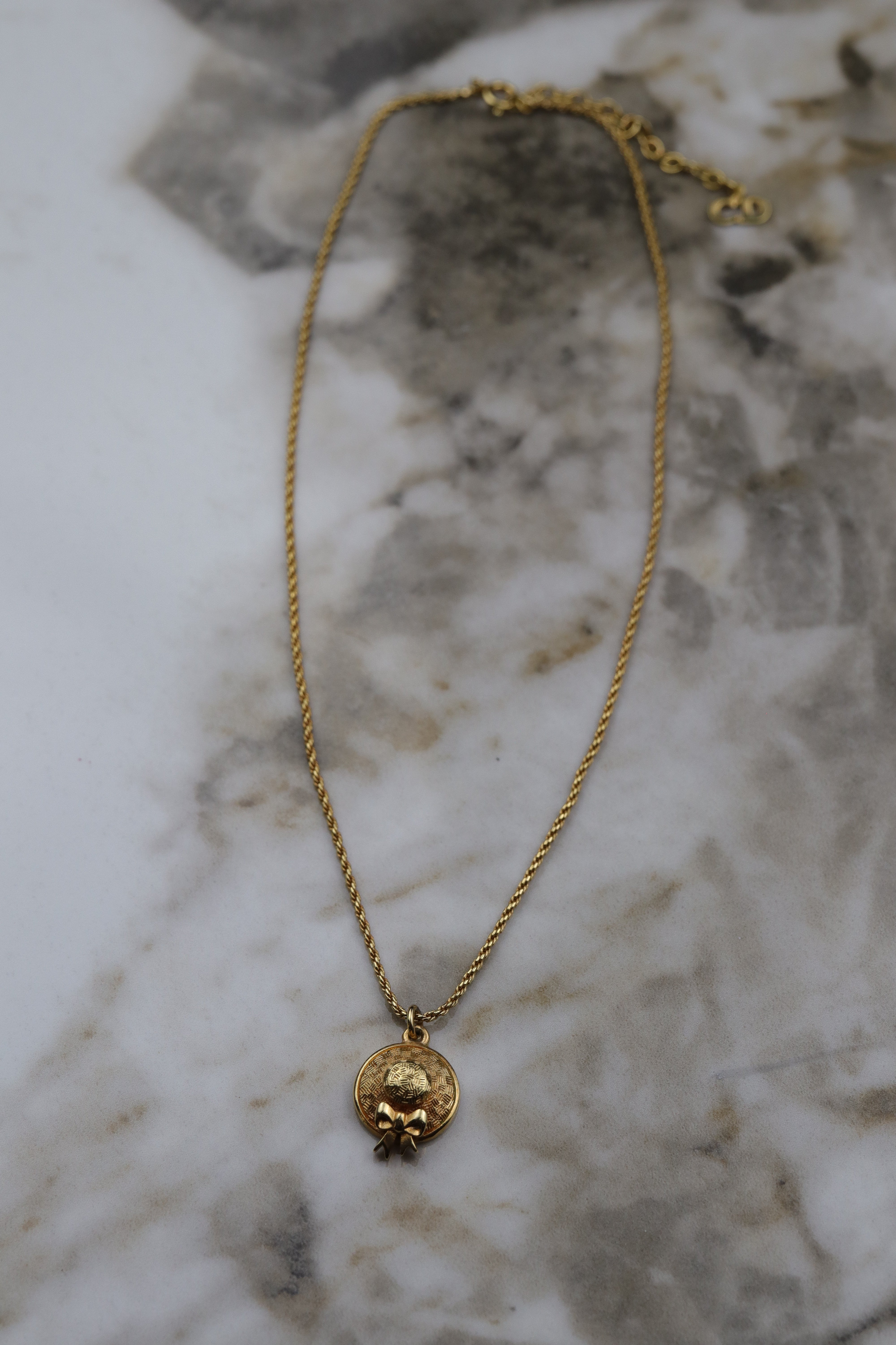 Christian Dior - vintage naszyjnik z kapeluszem i kokardą