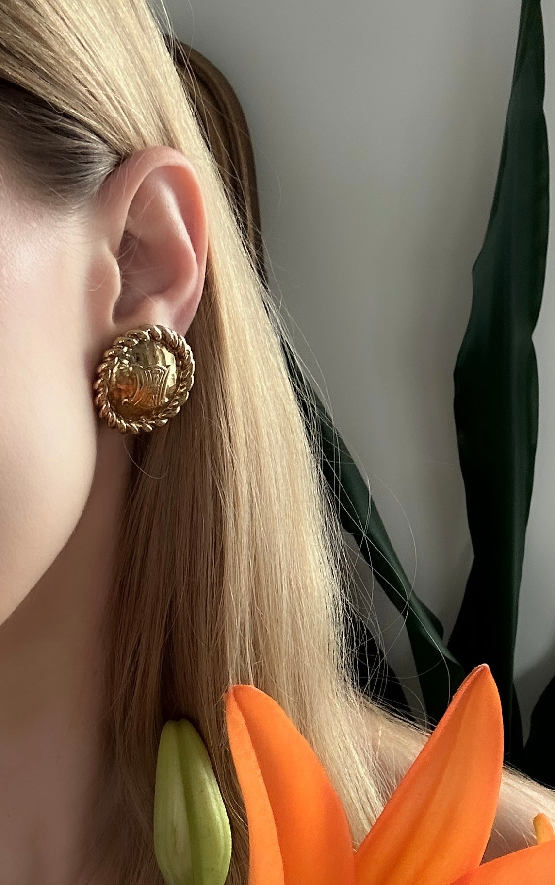 Céline - pozłacane klipsy z monogramem Triomphe