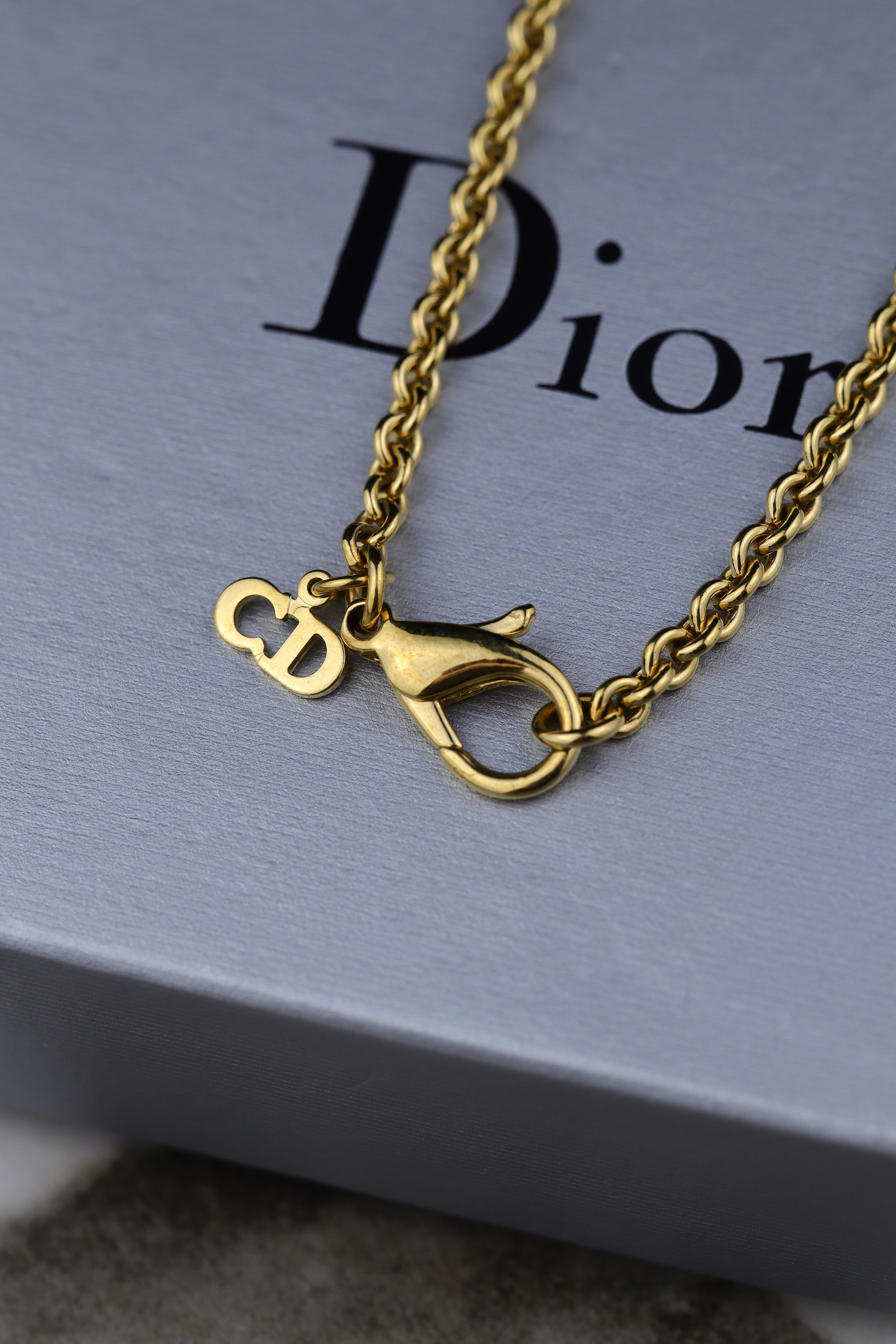 Christian Dior - pozłacany wisior z logo