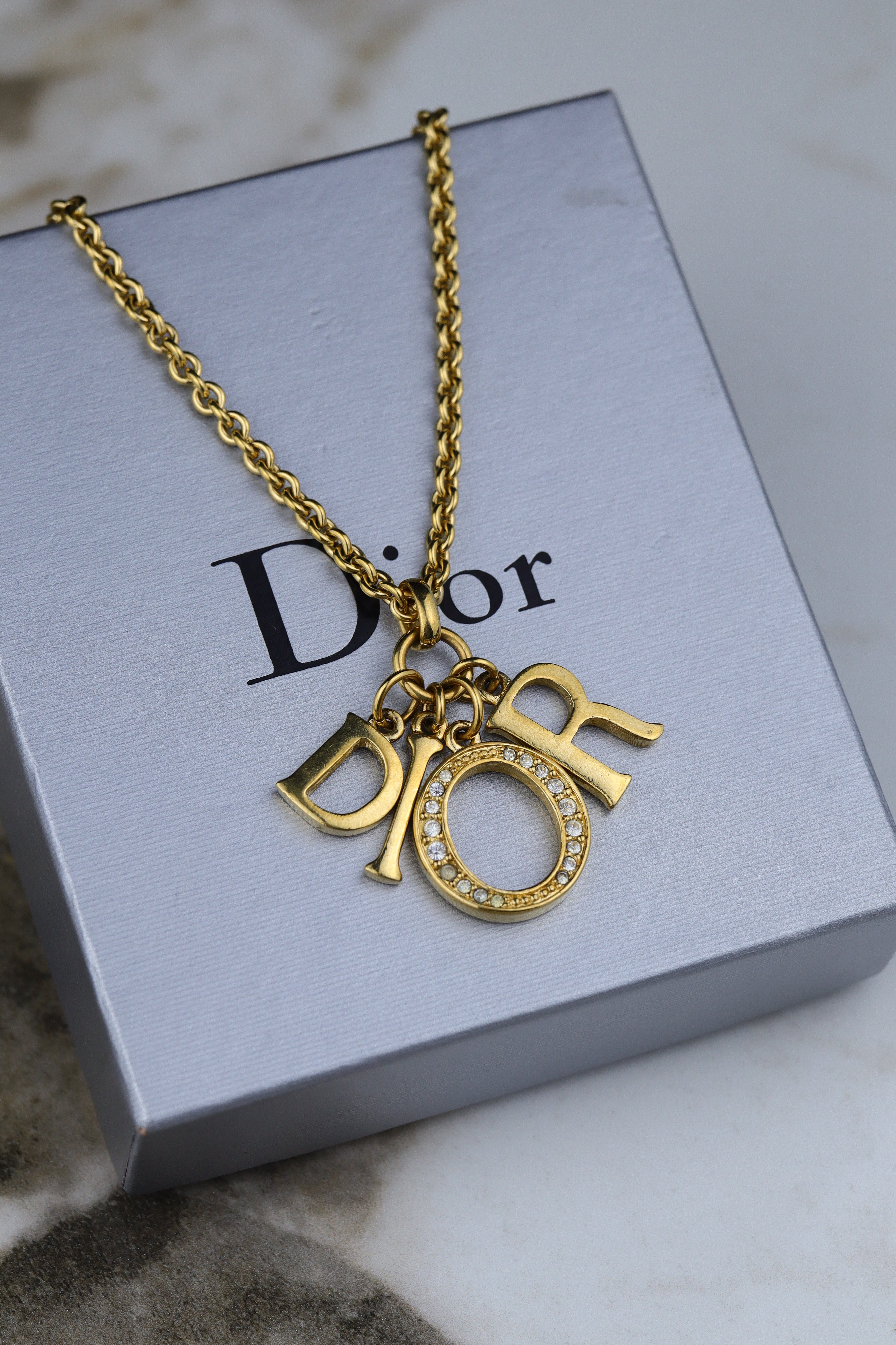 Christian Dior - pozłacany wisior z logo