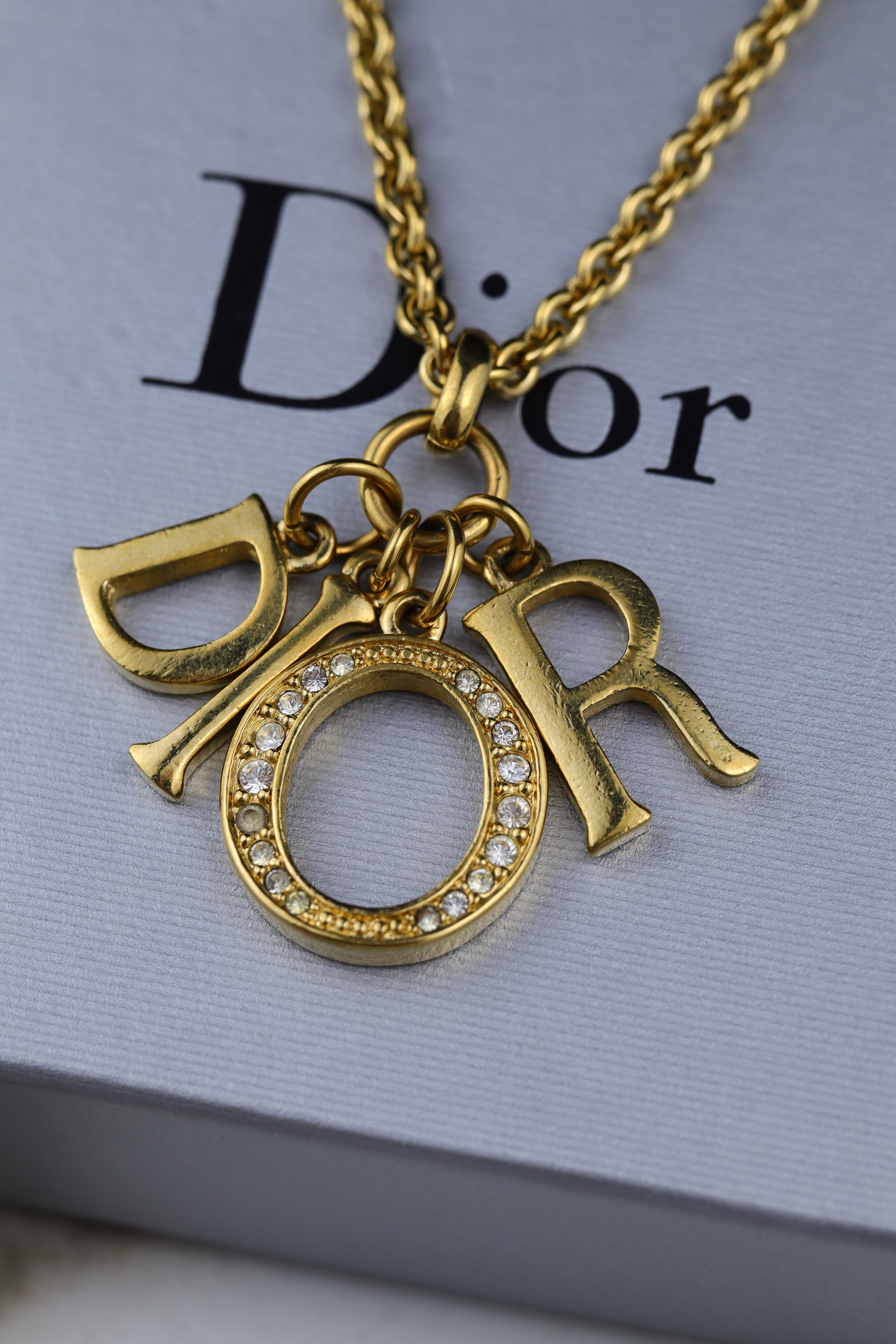 Christian Dior - pozłacany wisior z logo