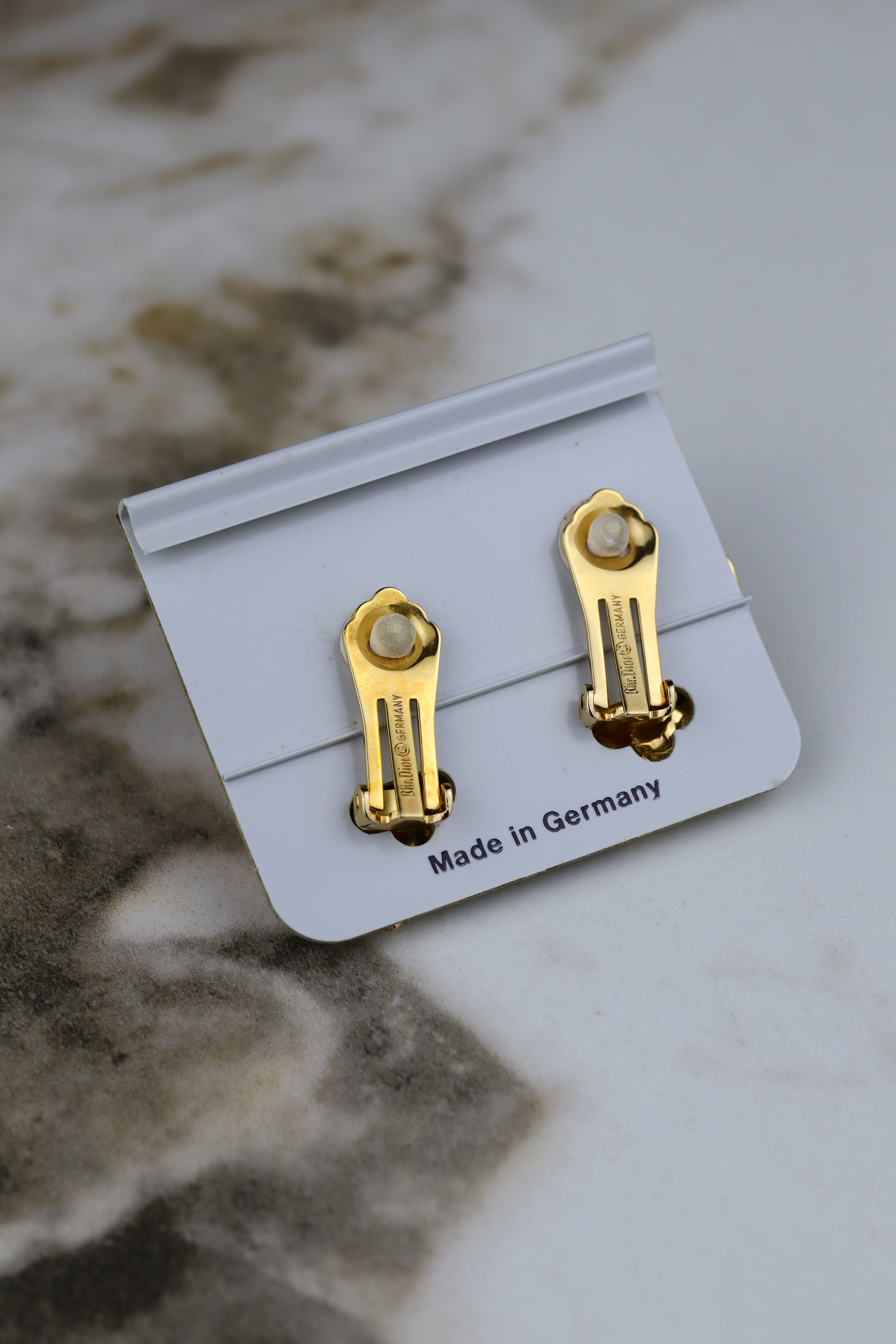 Christian Dior - pozłacane klipsy w kształcie muszli