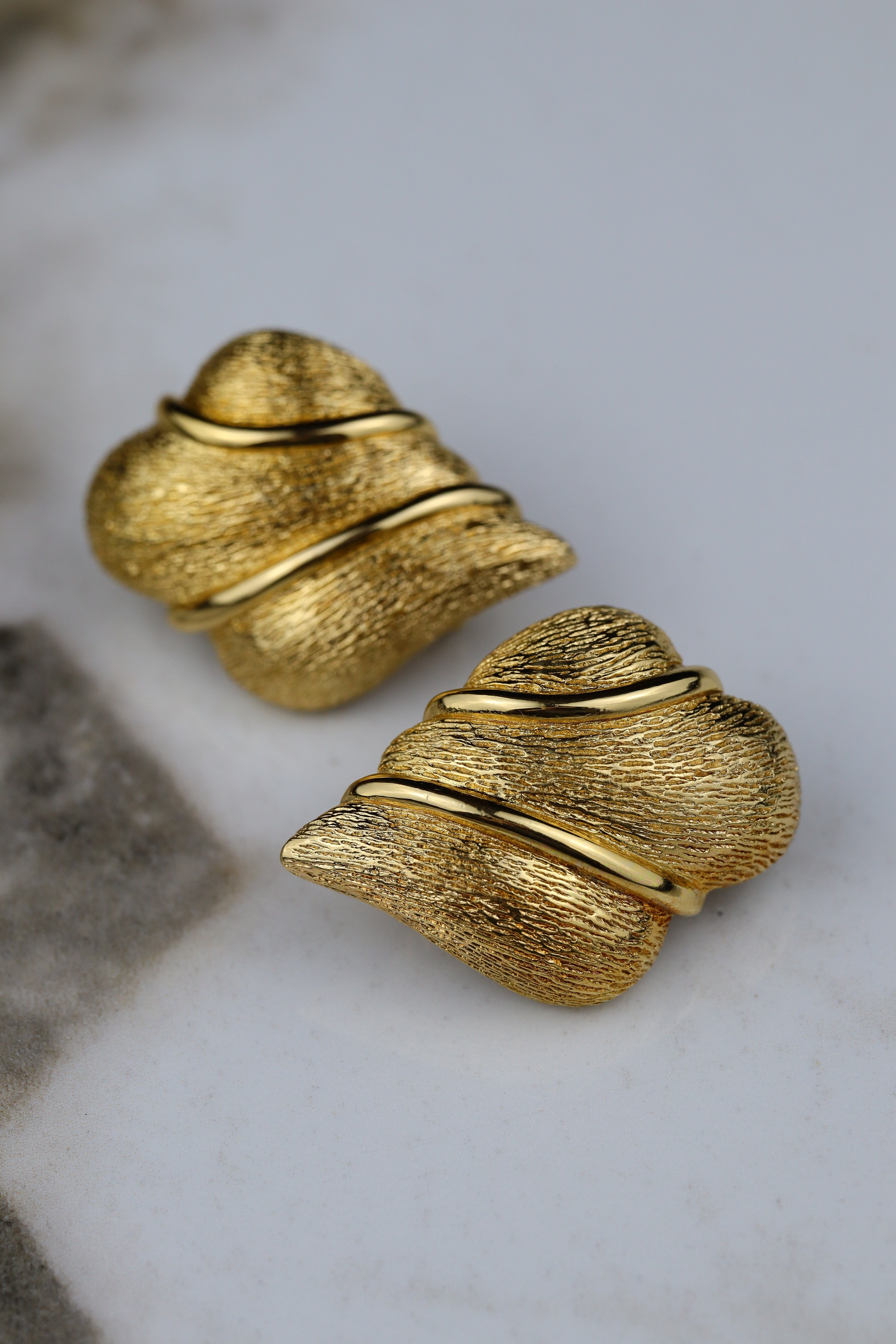 Christian Dior - pozłacane klipsy w kształcie muszli