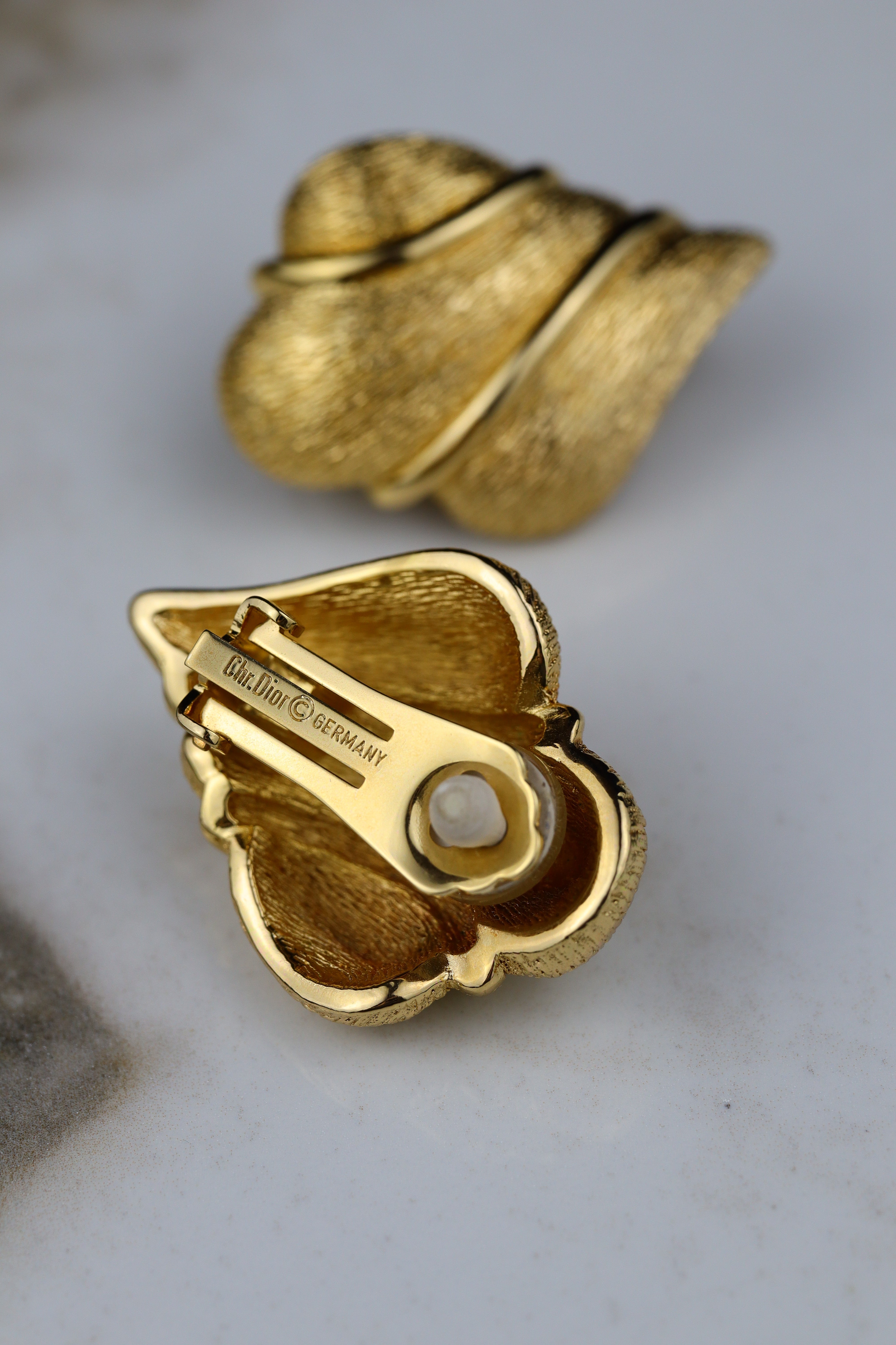 Christian Dior - pozłacane klipsy w kształcie muszli