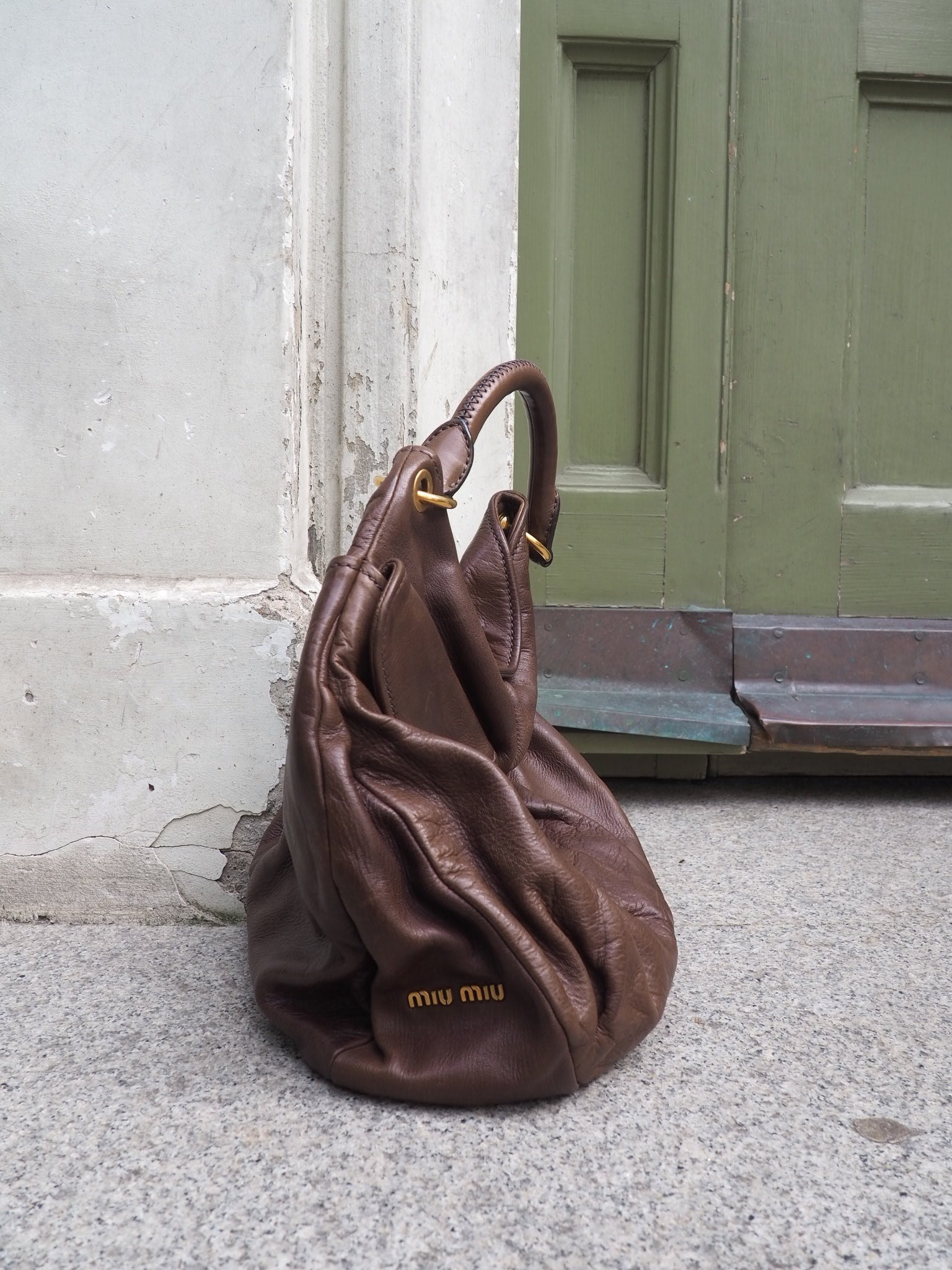 Miu Miu - brązowa skórzana torebka typu hobo