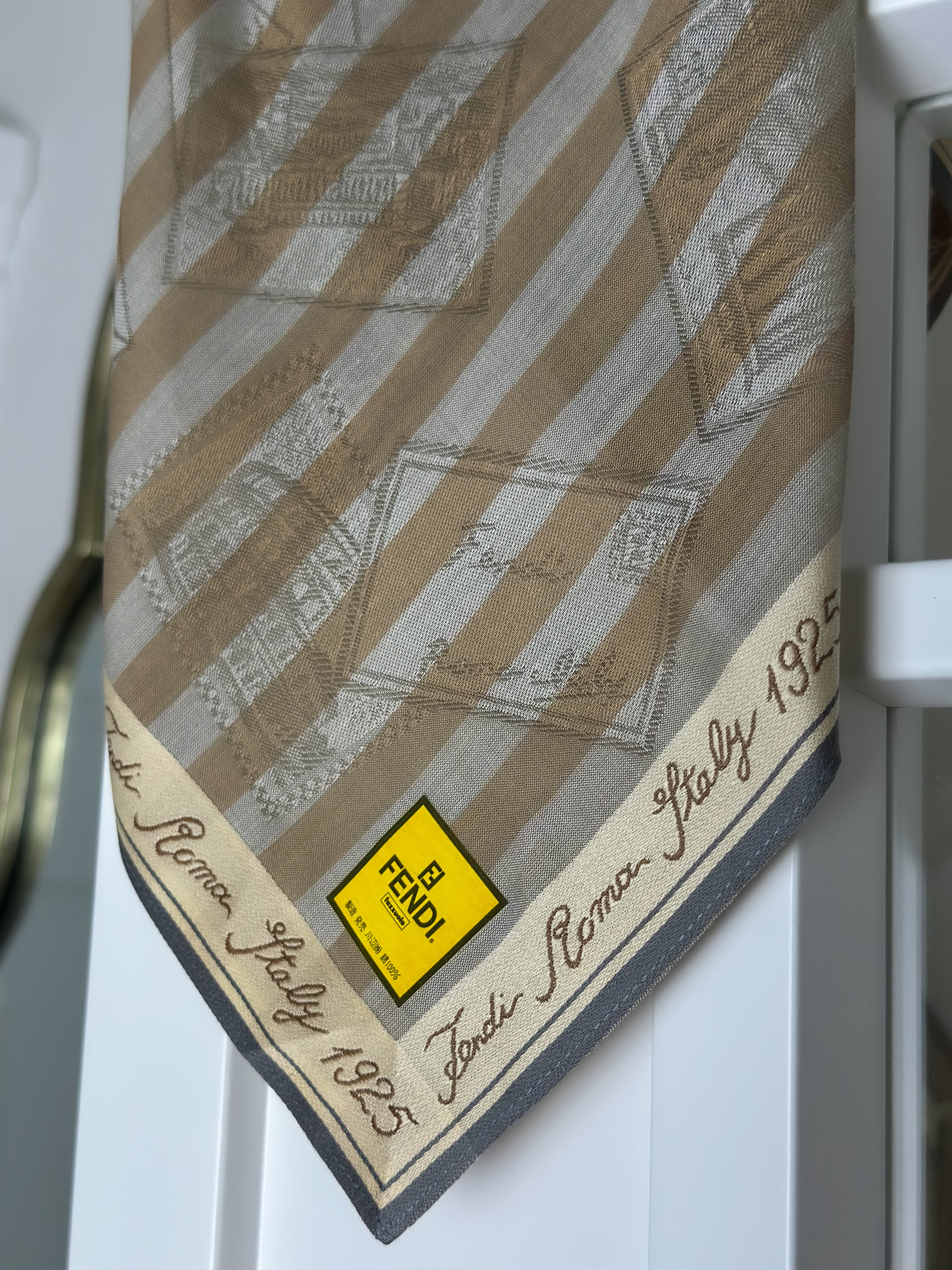 Fendi – Beżowo-złota gawroszka/chustka w pasy Fendi