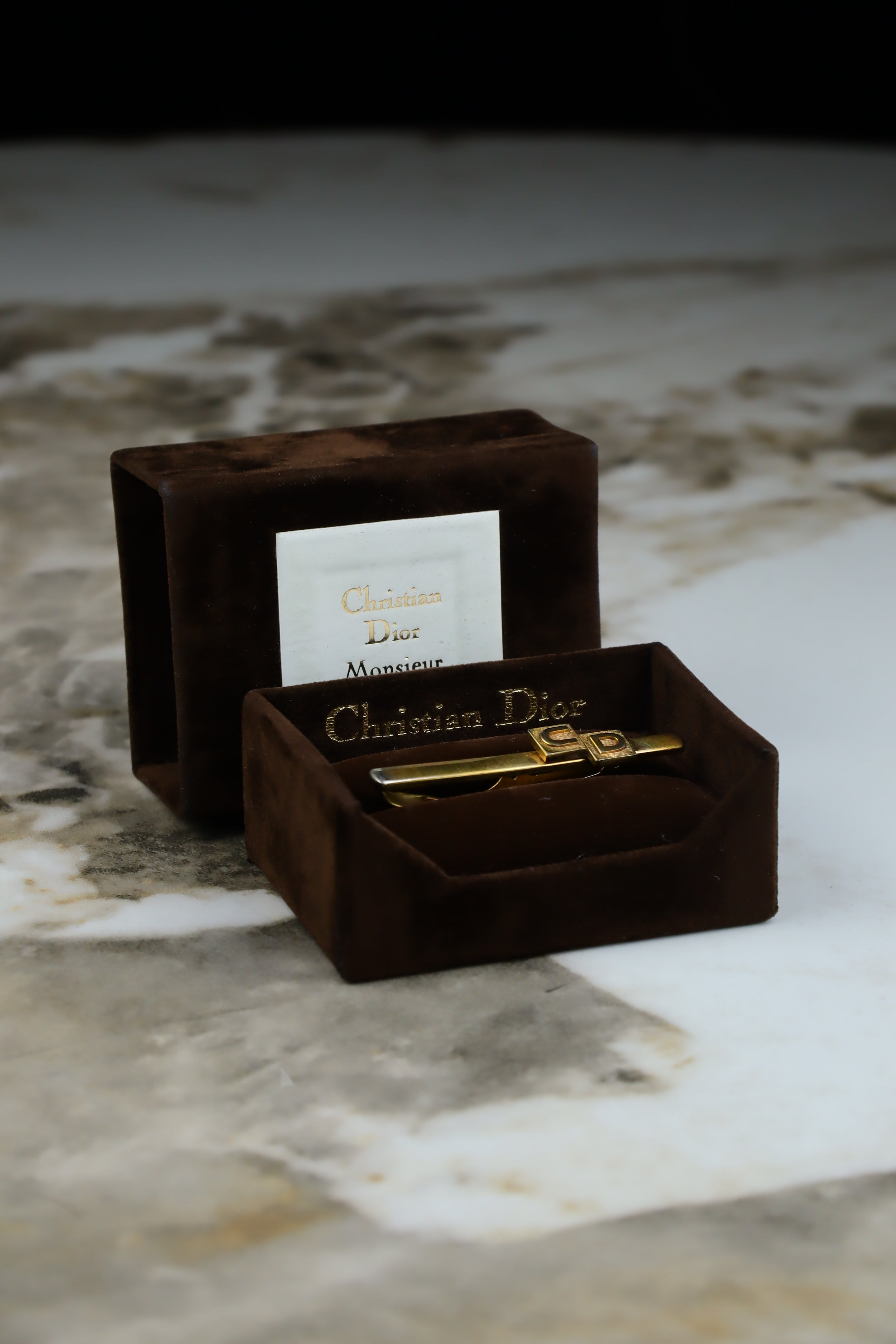 Christian Dior – spinka do krawatu pozłacana z czarnym logo CD (S2)