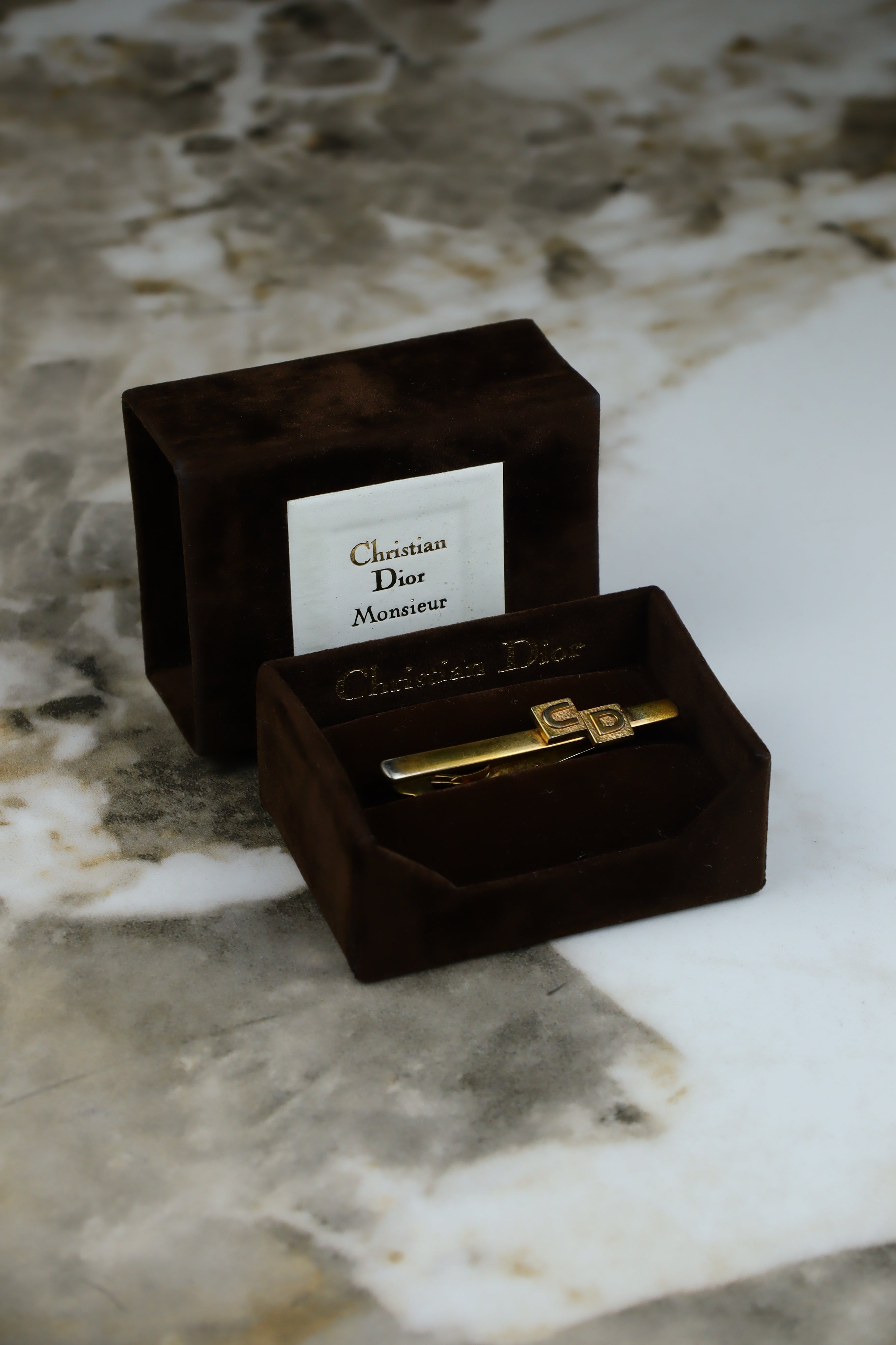 Christian Dior – spinka do krawatu pozłacana z czarnym logo CD (S2)