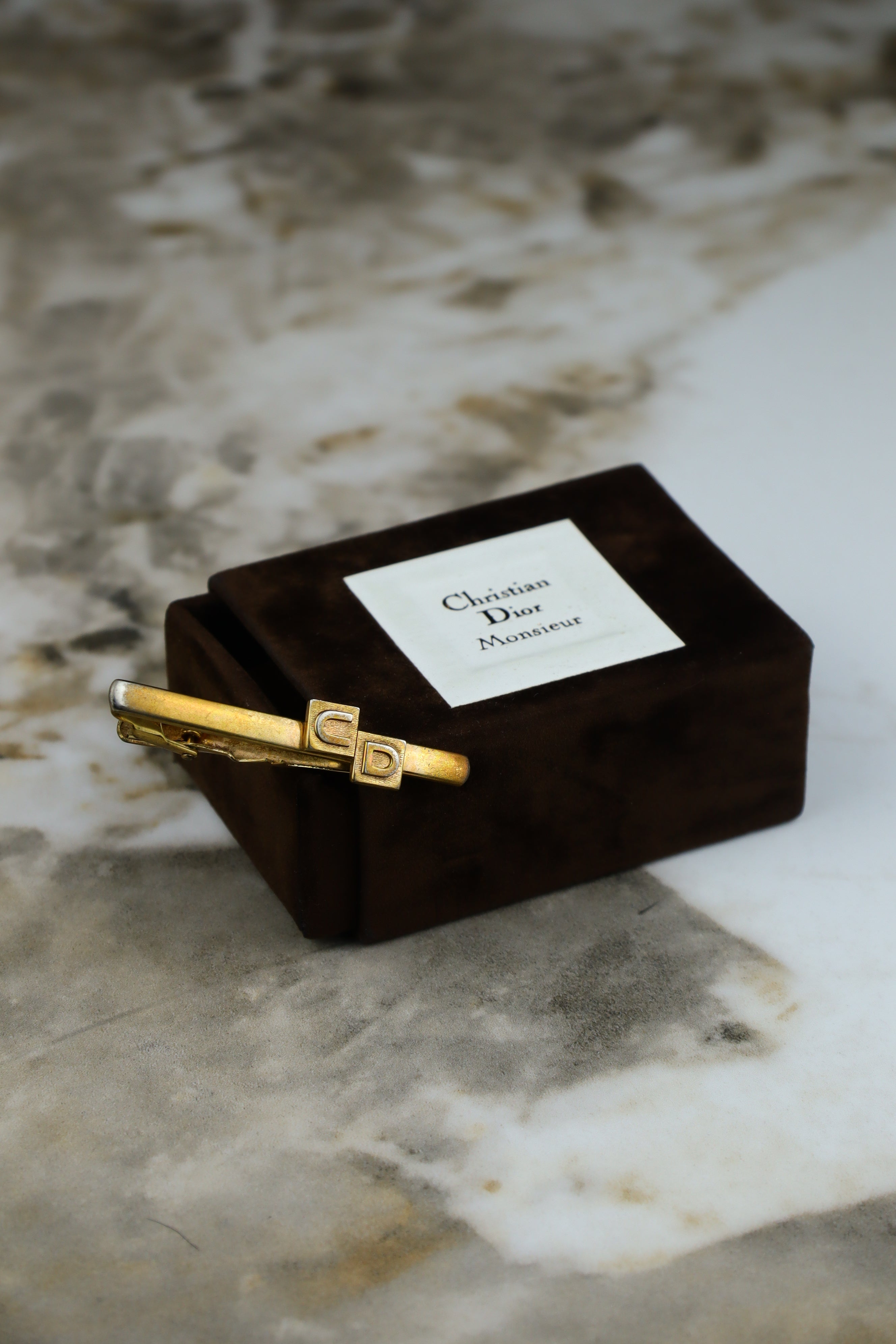 Christian Dior – spinka do krawatu pozłacana z czarnym logo CD (S2)