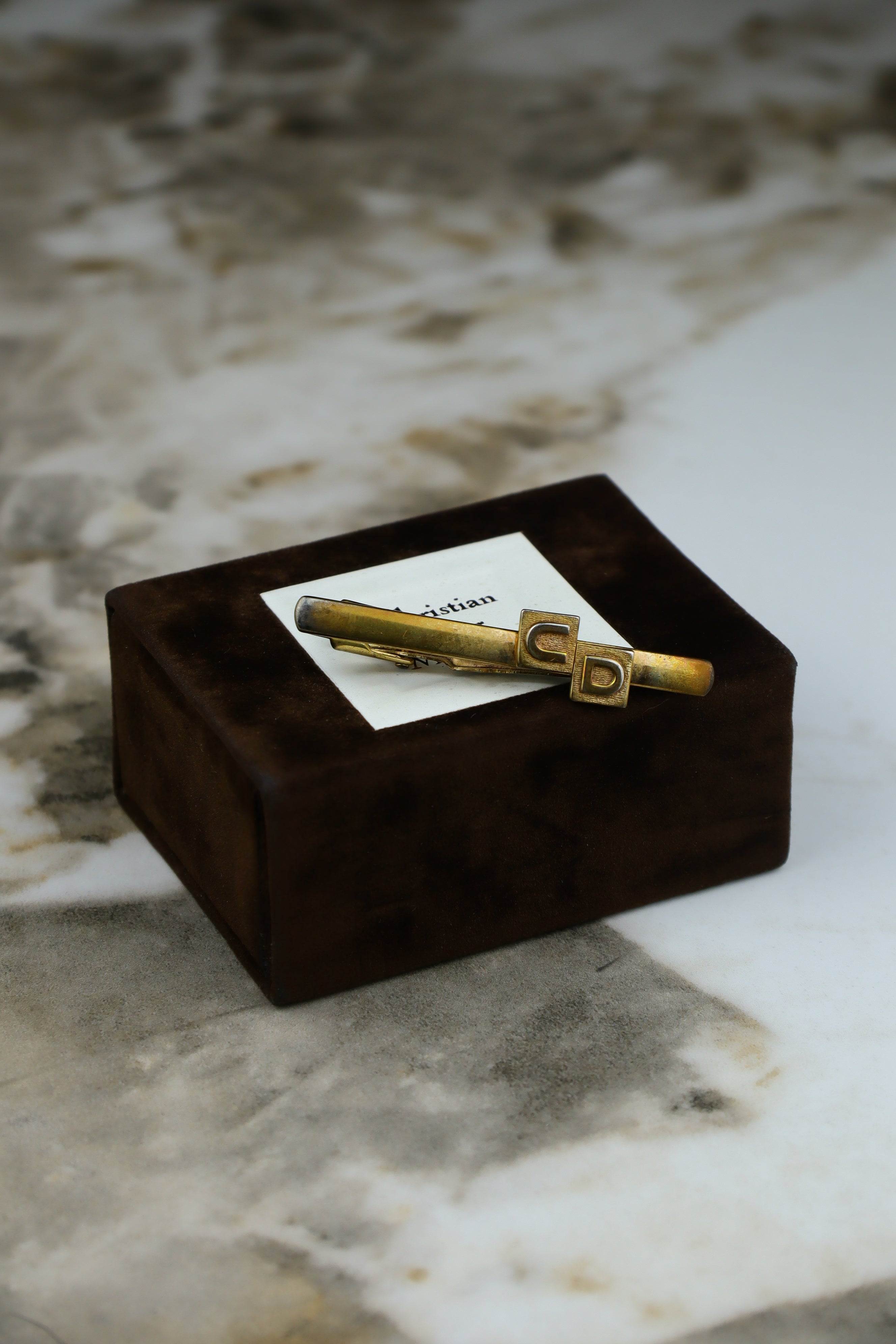 Christian Dior – spinka do krawatu pozłacana z czarnym logo CD (S2)