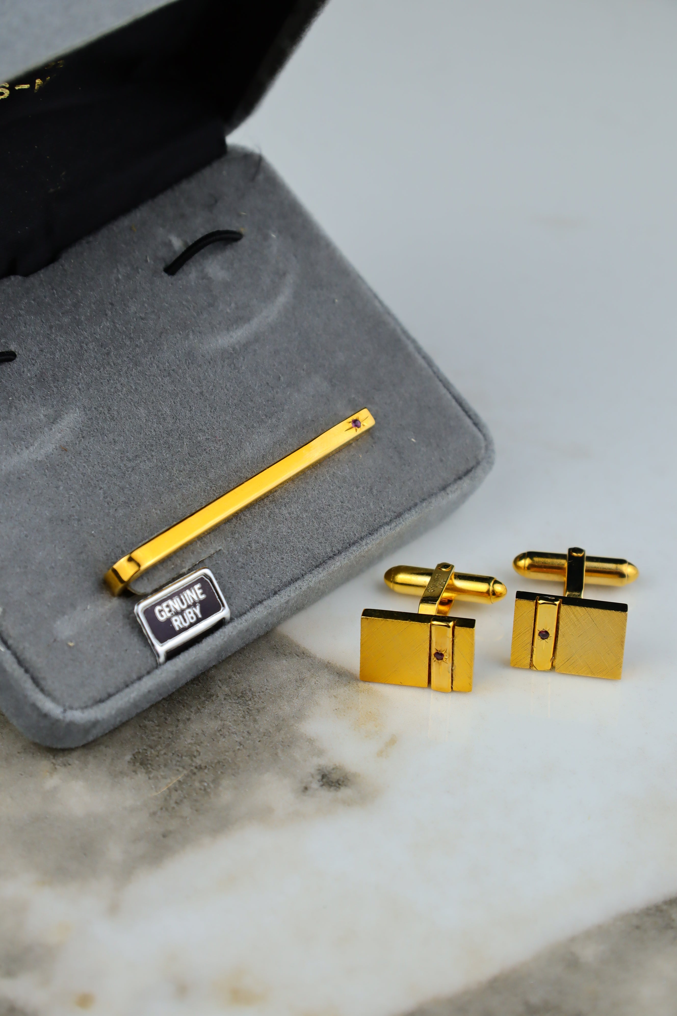 Christian Dior – zestaw spinek do mankietów i krawata pozłacany z gwiazdą i rubinami (S6)