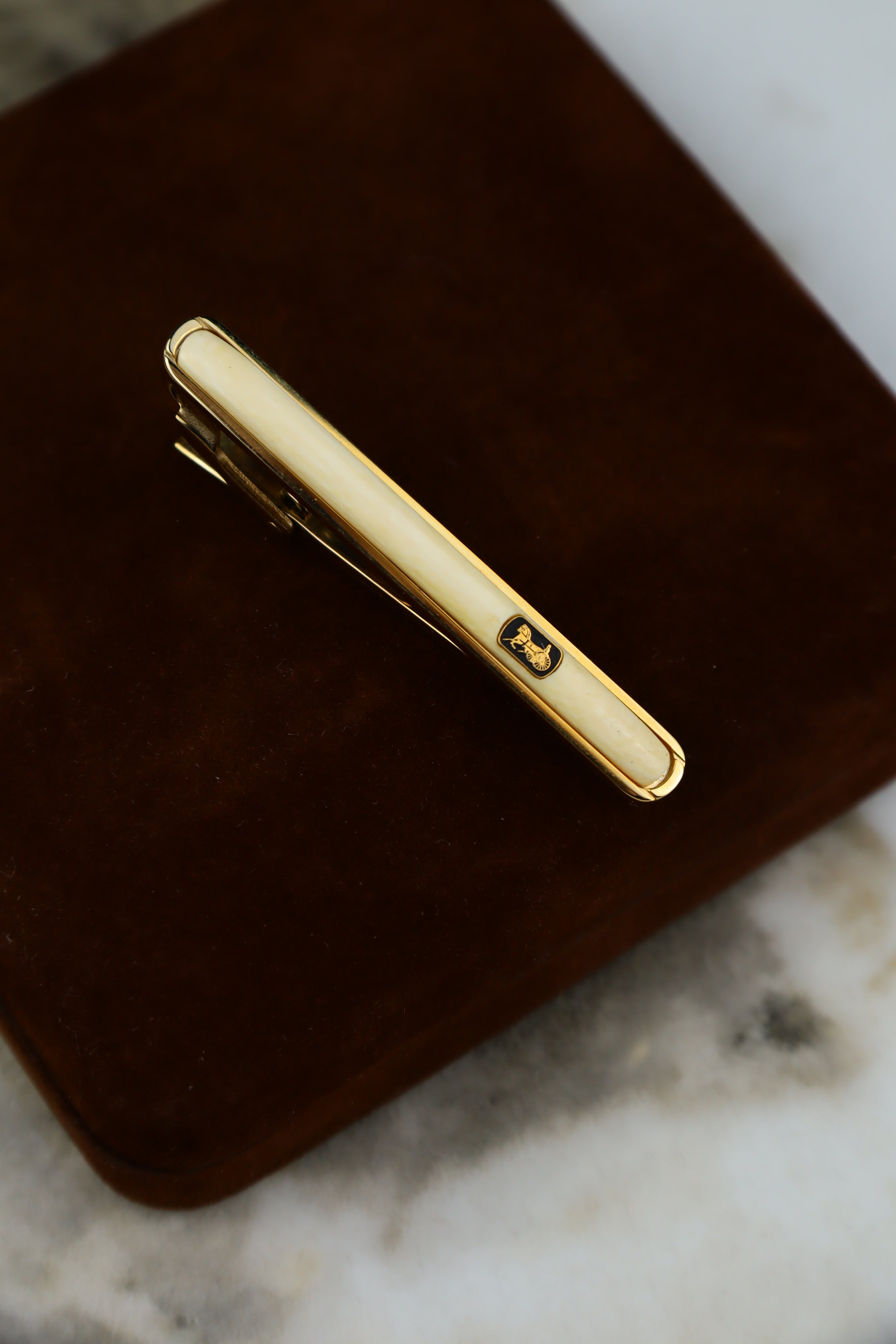 Celine – spinka do krawatu pozłacana z białym wypełnieniem i emblematem (S8)