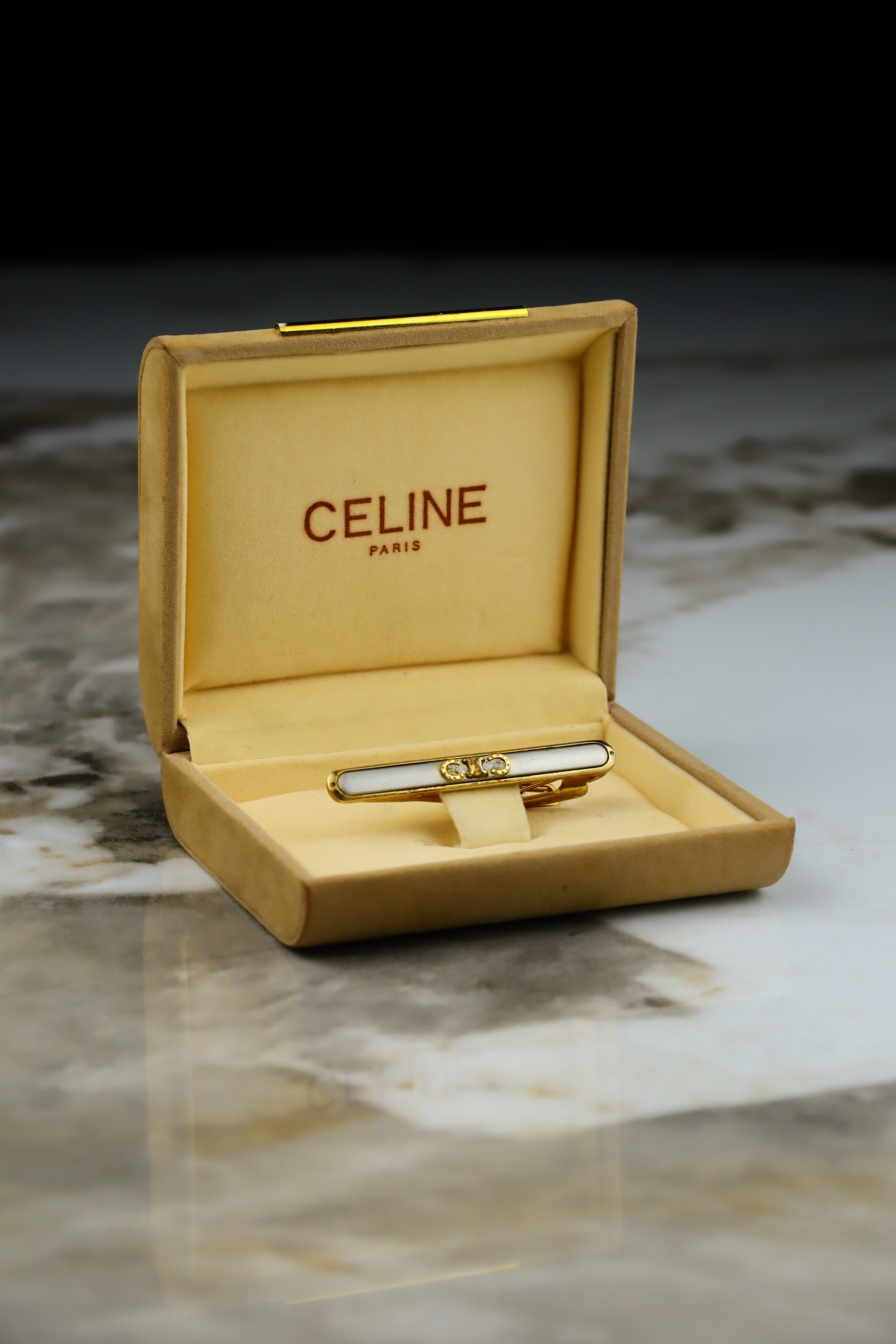 Celine – spinka do krawatu pozłacana ze stalowym wypełnieniem i emblematem (S10)