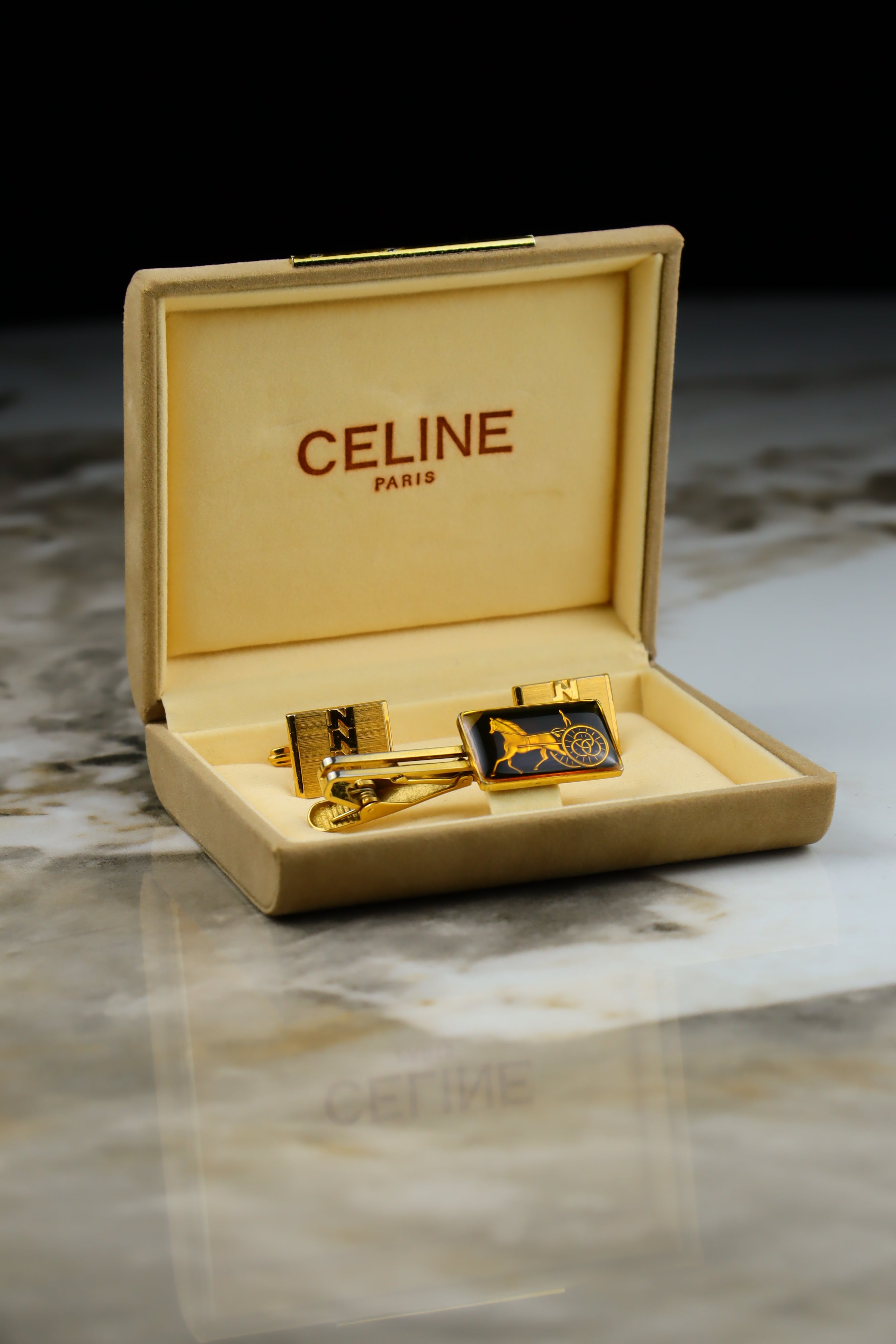 Celine – zestaw spinek do mankietów i krawata pozłacany z dużym emblematem (S11)