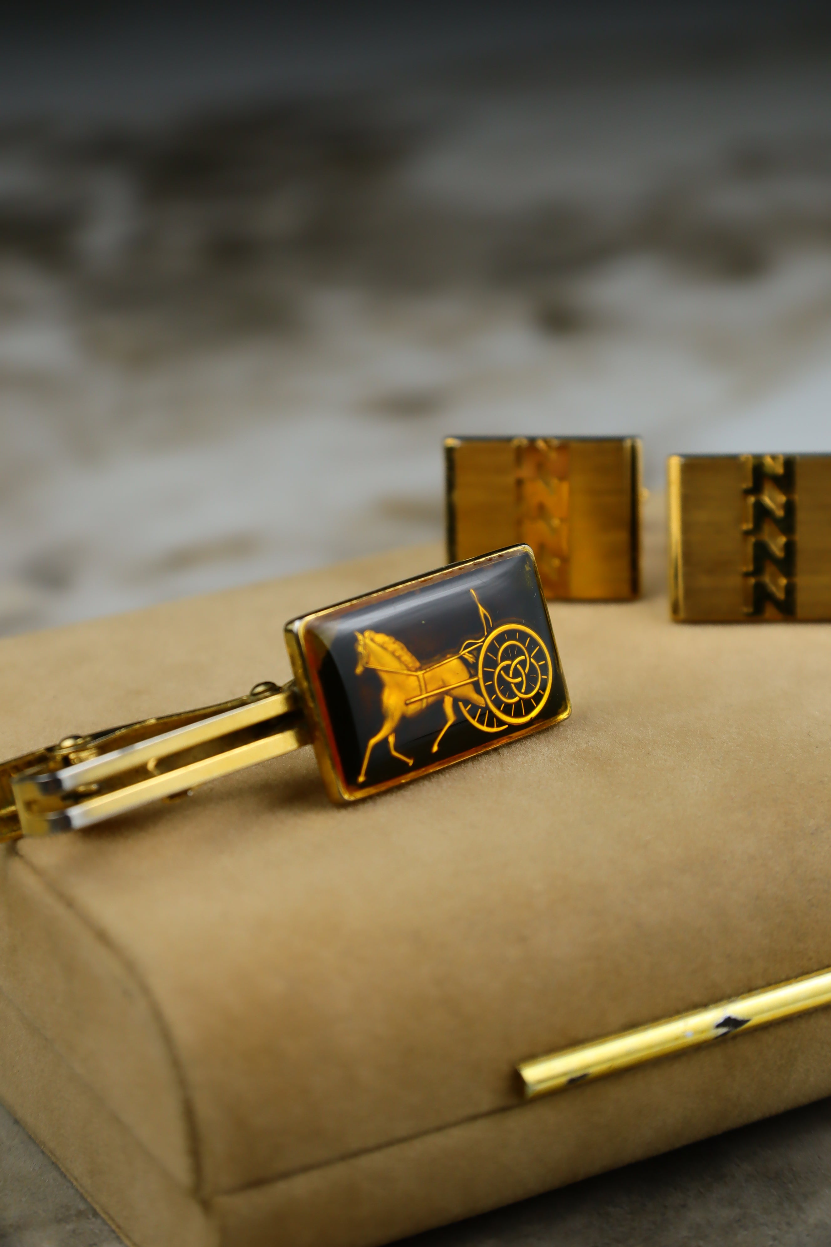 Celine – zestaw spinek do mankietów i krawata pozłacany z dużym emblematem (S11)