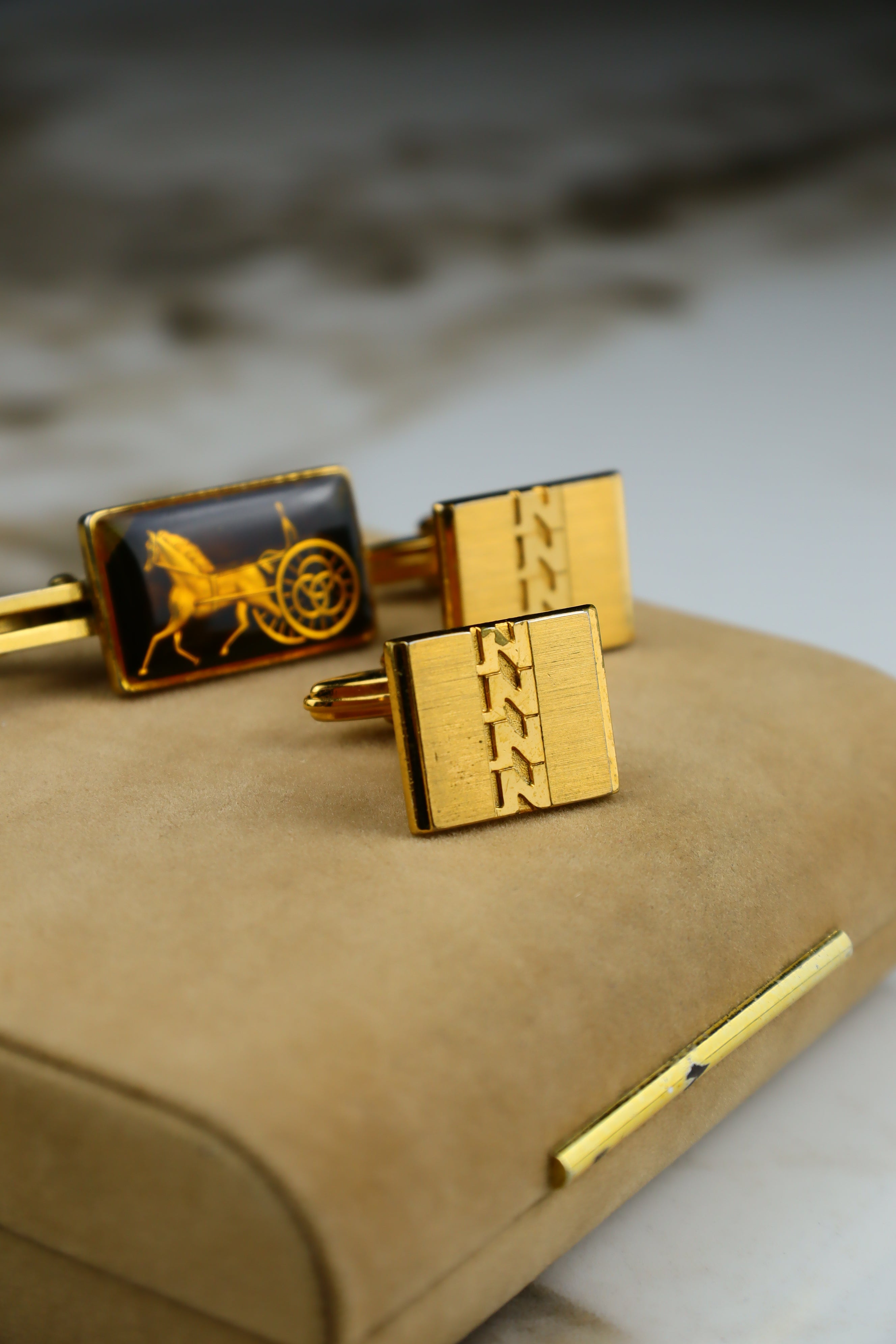 Celine – zestaw spinek do mankietów i krawata pozłacany z dużym emblematem (S11)