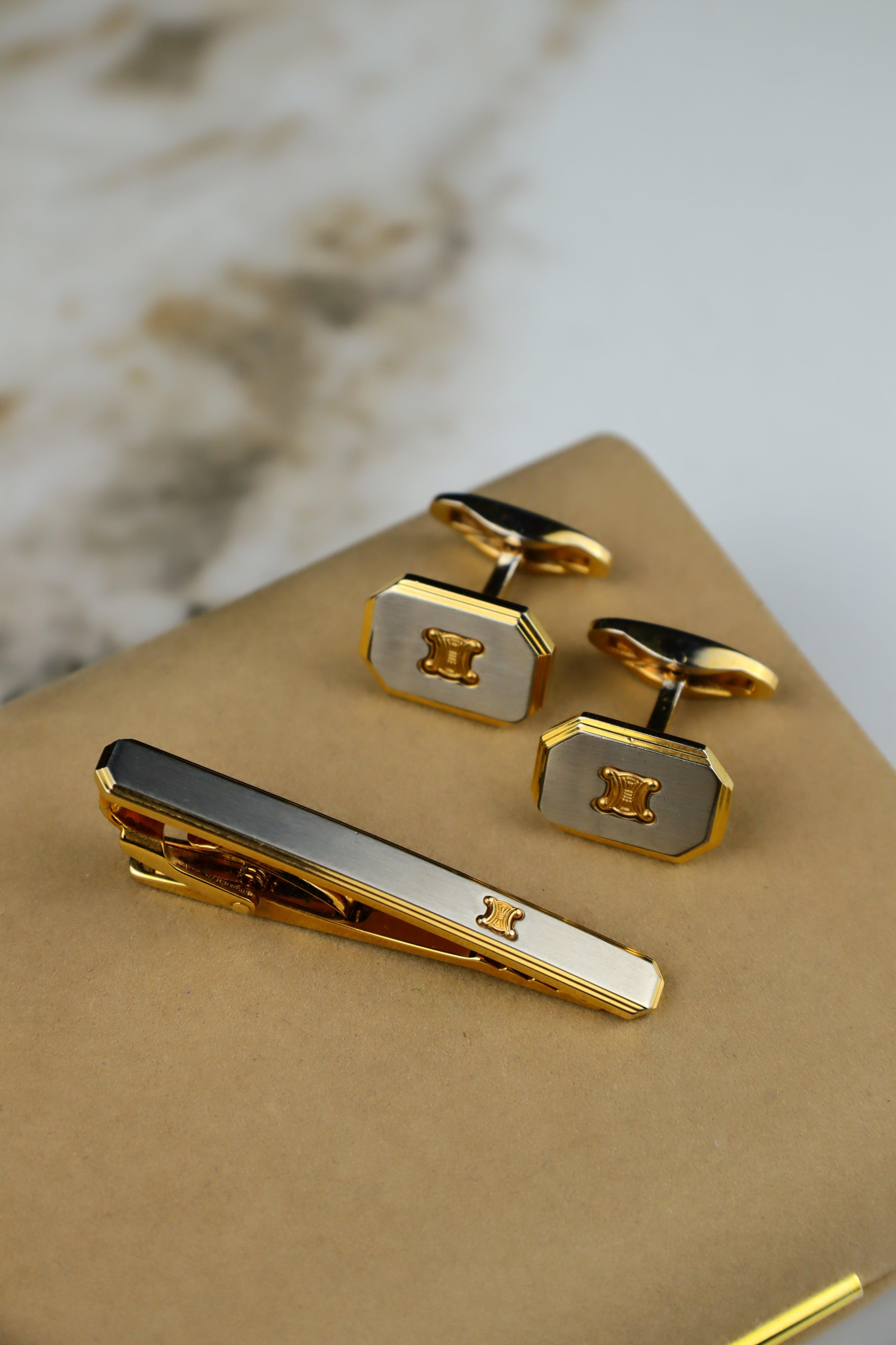 Celine – zestaw spinek do mankietów i krawata pozłacany ze stalowym wypełnieniem i emblematem (S12)