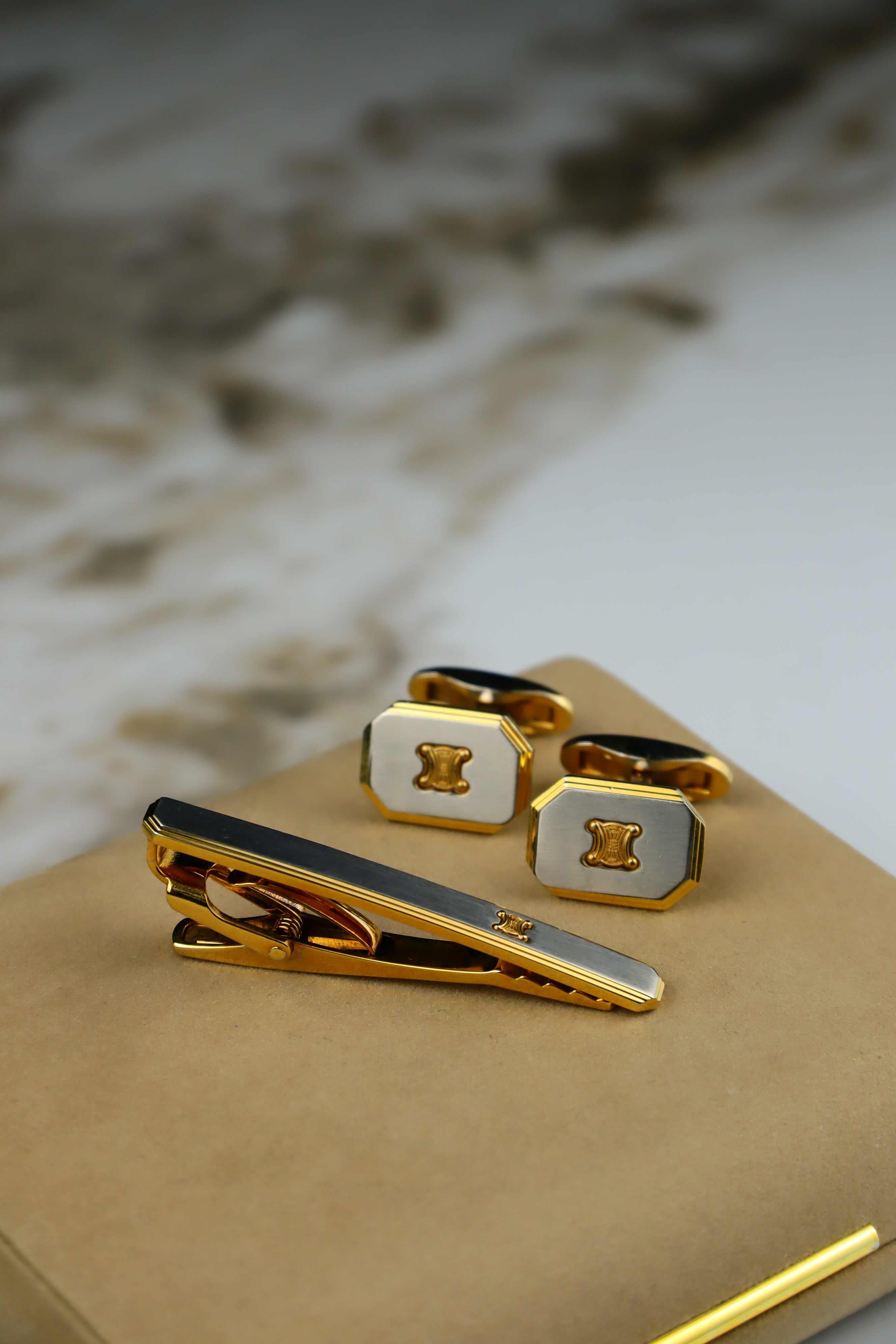 Celine – zestaw spinek do mankietów i krawata pozłacany ze stalowym wypełnieniem i emblematem (S12)