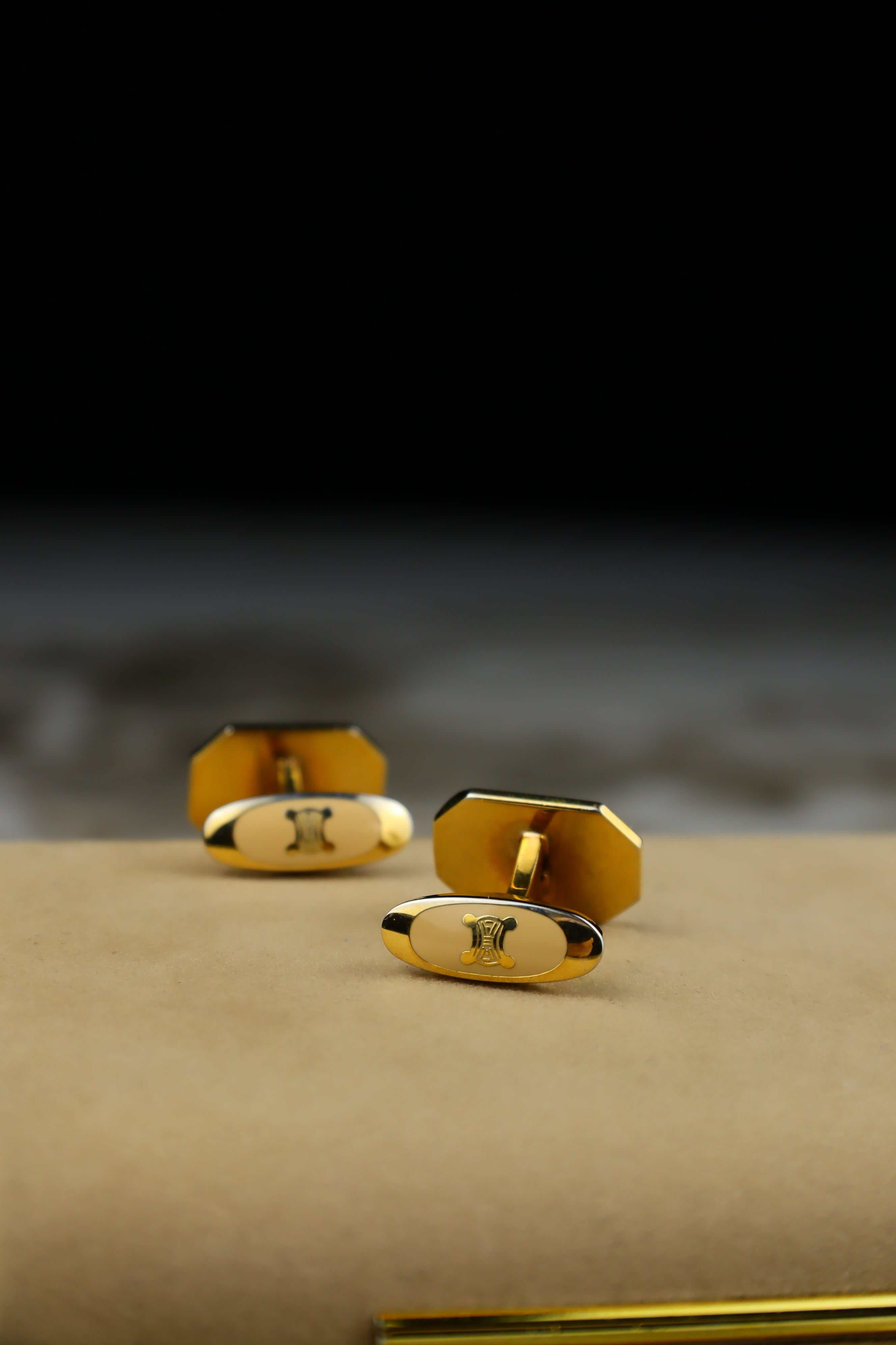 Celine – zestaw spinek do mankietów i krawata pozłacany ze stalowym wypełnieniem i emblematem (S12)