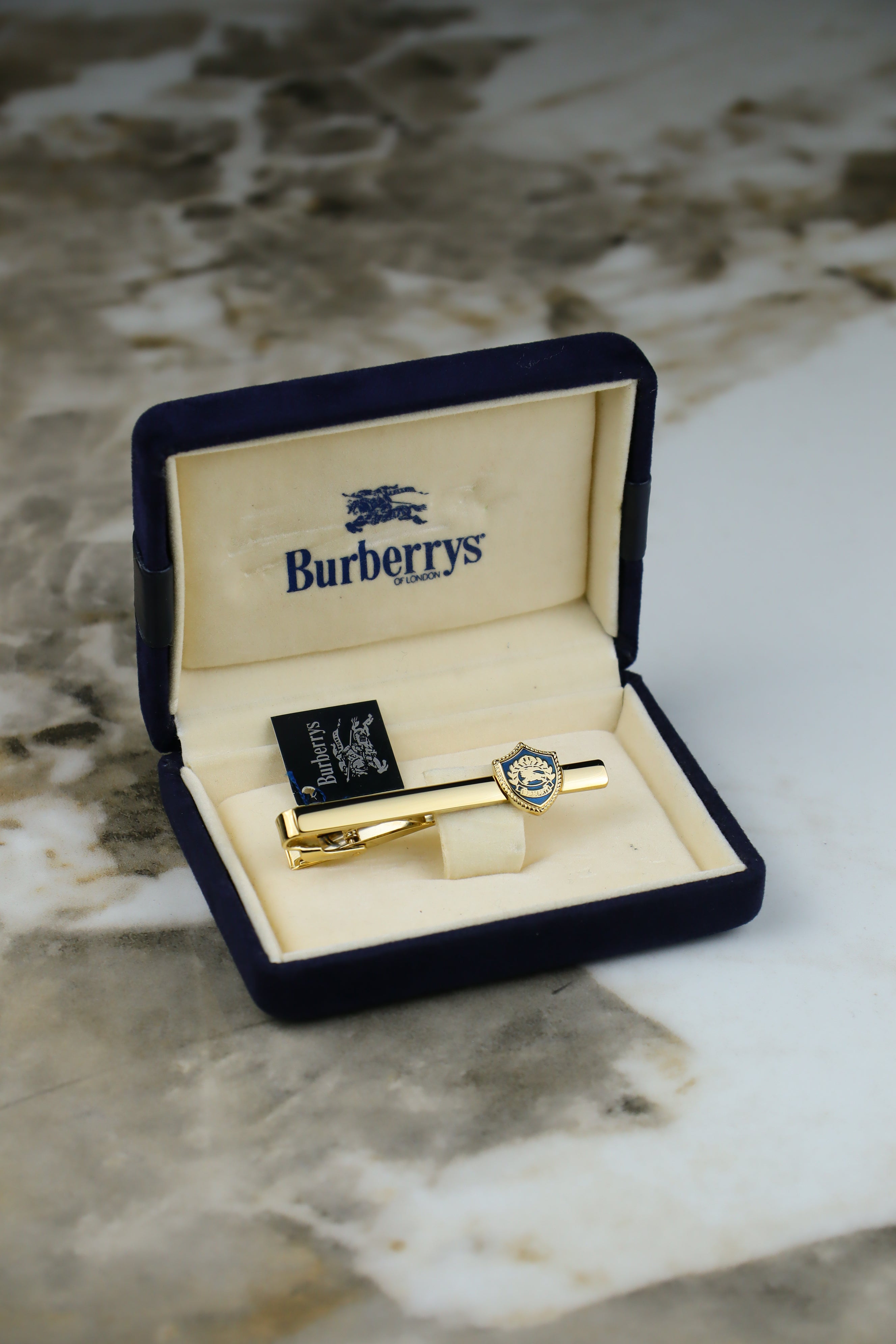 Burberry – spinka do krawatu pozłacana z herbem (S14)