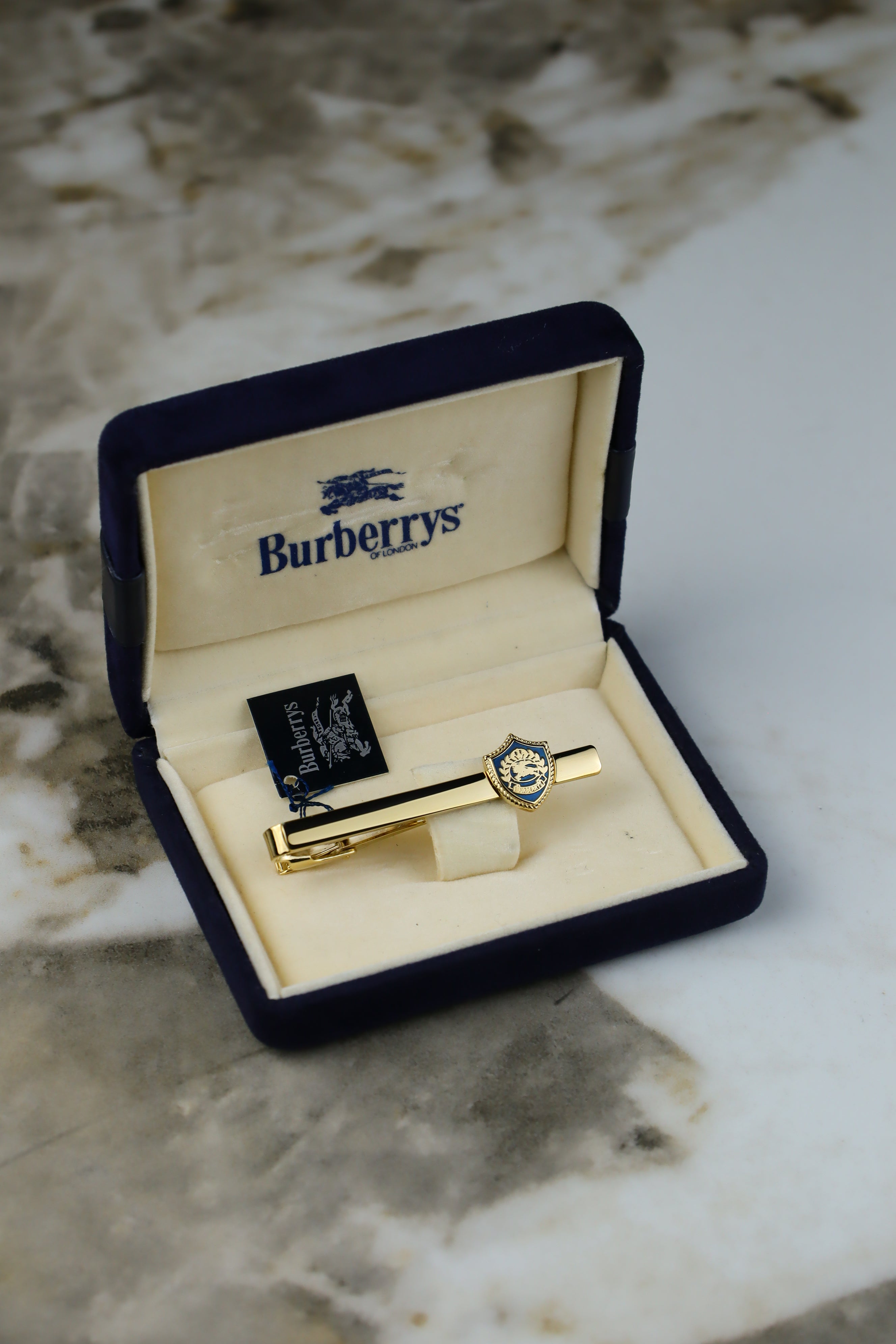 Burberry – spinka do krawatu pozłacana z herbem (S14)