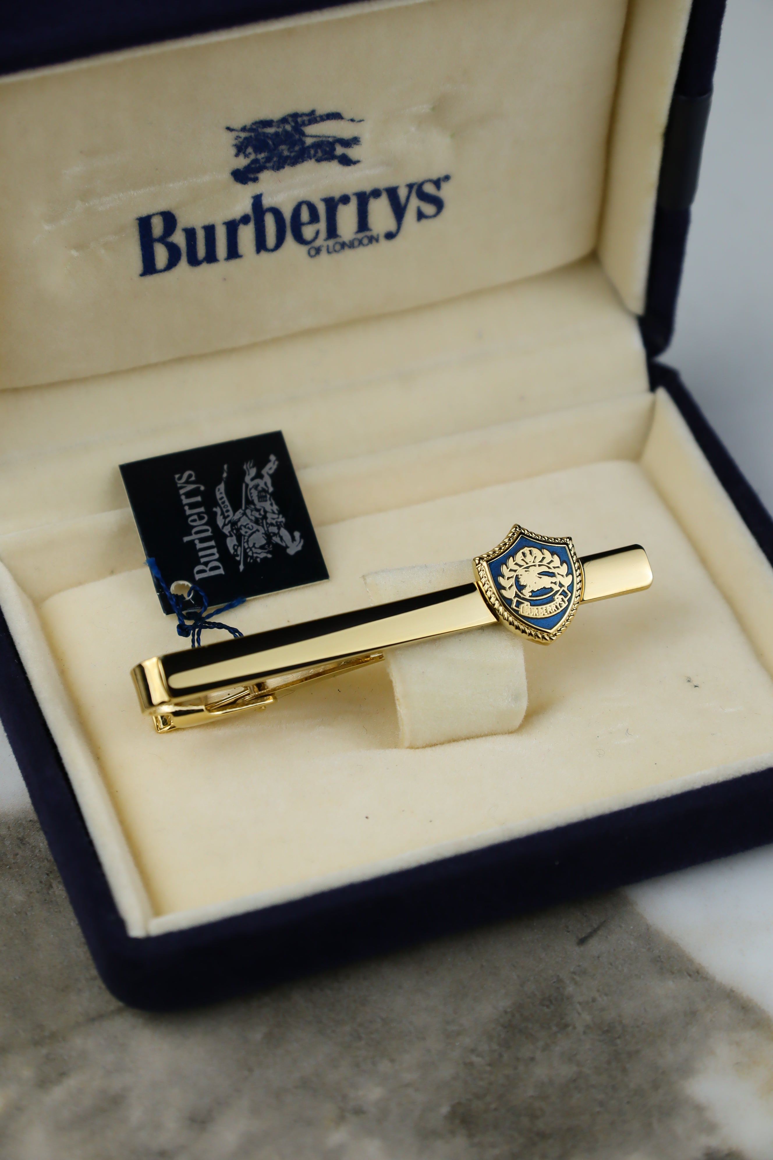 Burberry – spinka do krawatu pozłacana z herbem (S14)