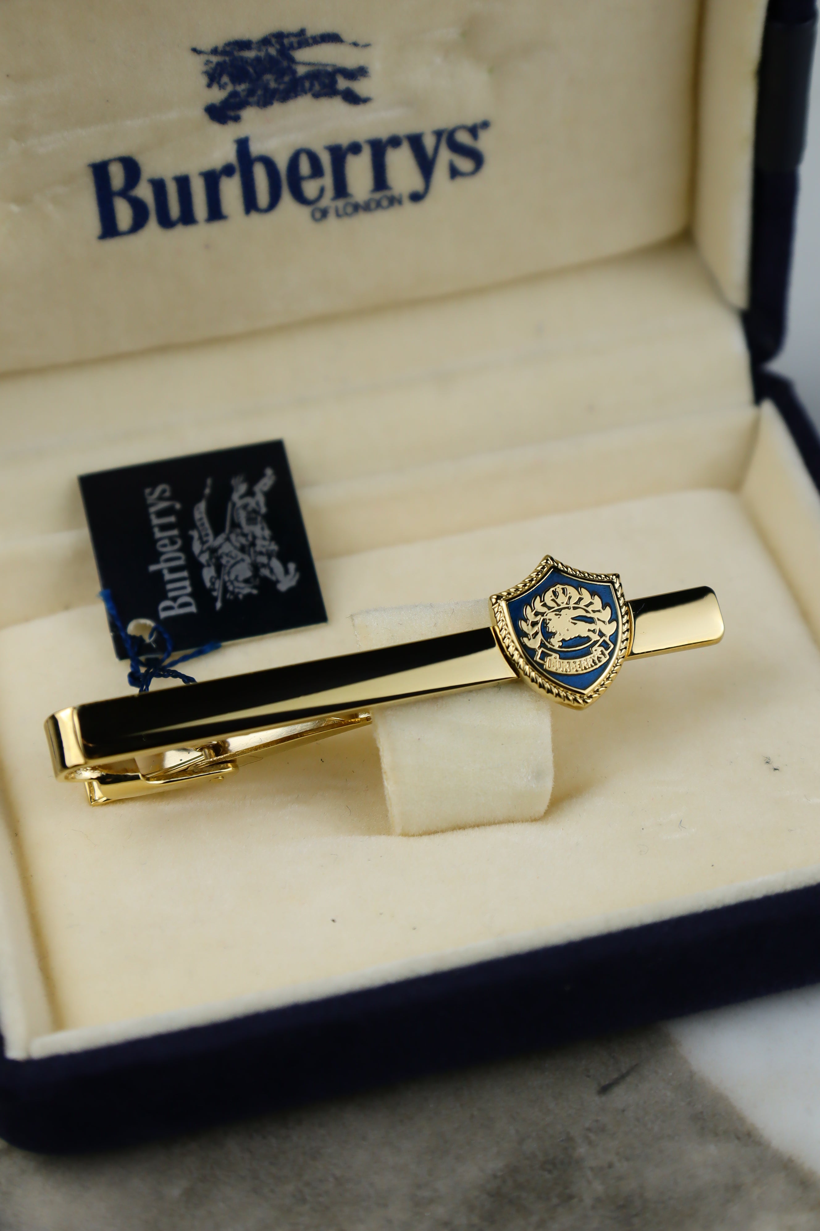 Burberry – spinka do krawatu pozłacana z herbem (S14)