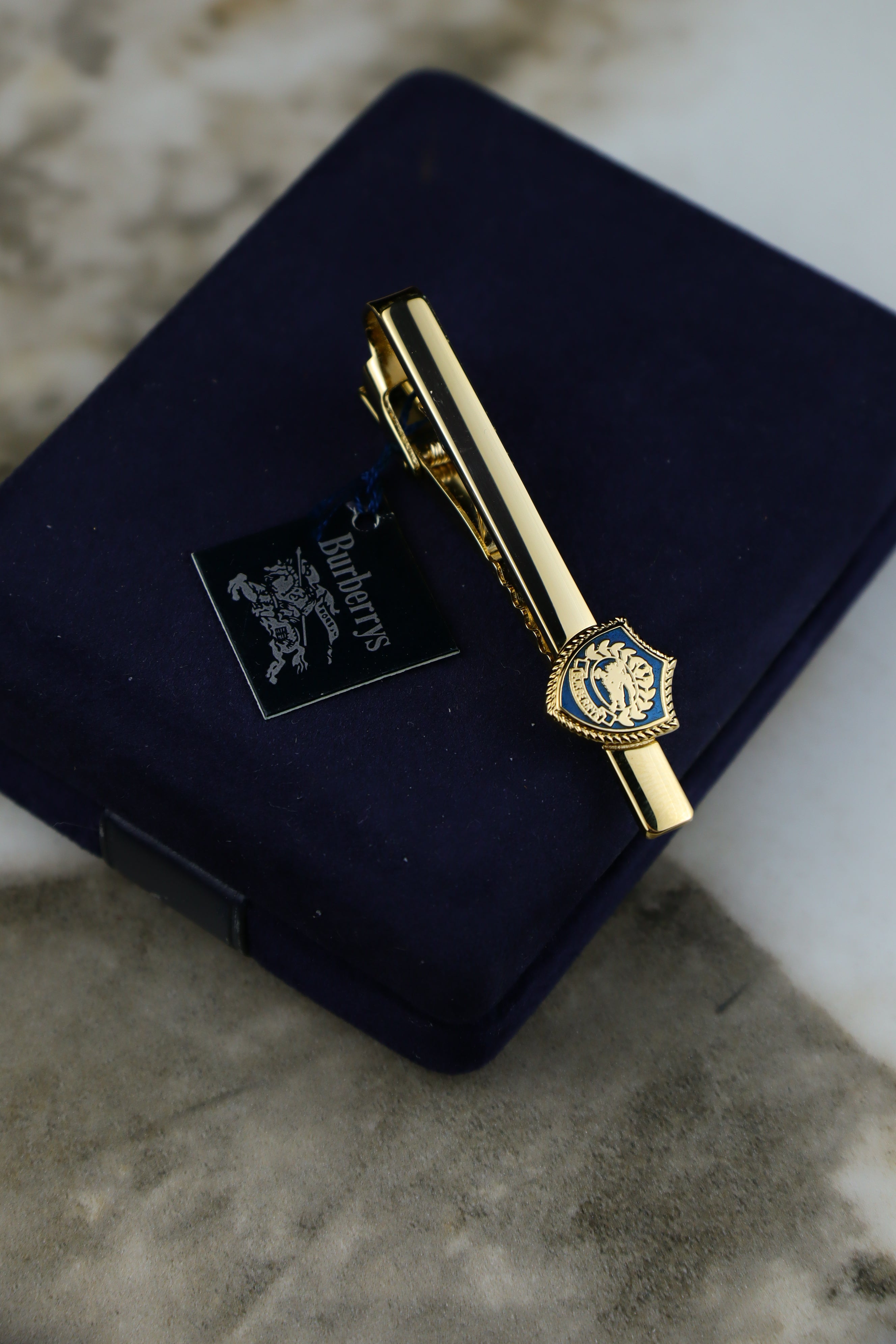 Burberry – spinka do krawatu pozłacana z herbem (S14)