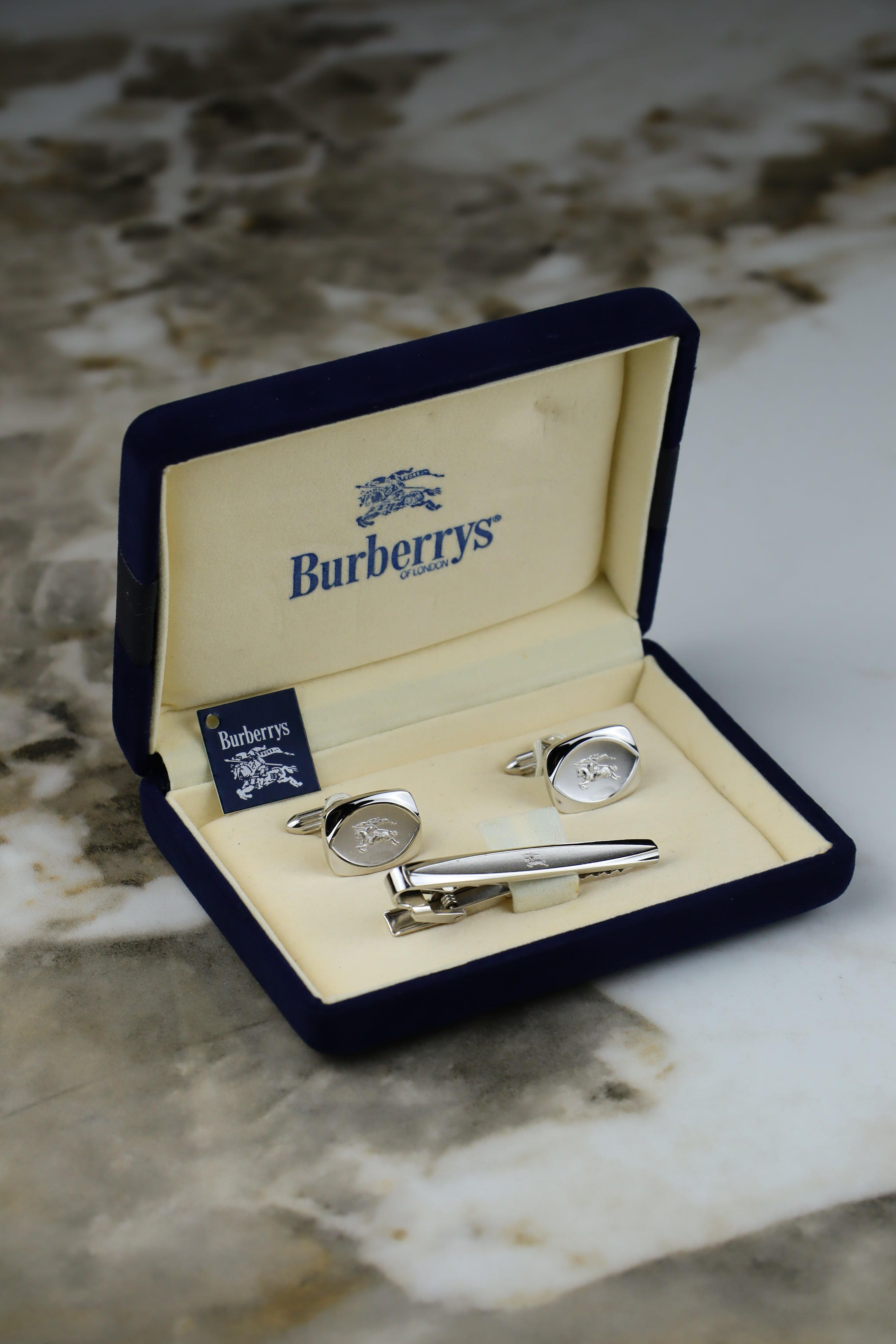 Burberry – zestaw spinek do mankietów i krawata stalowy z logo jeźdźca (S15)