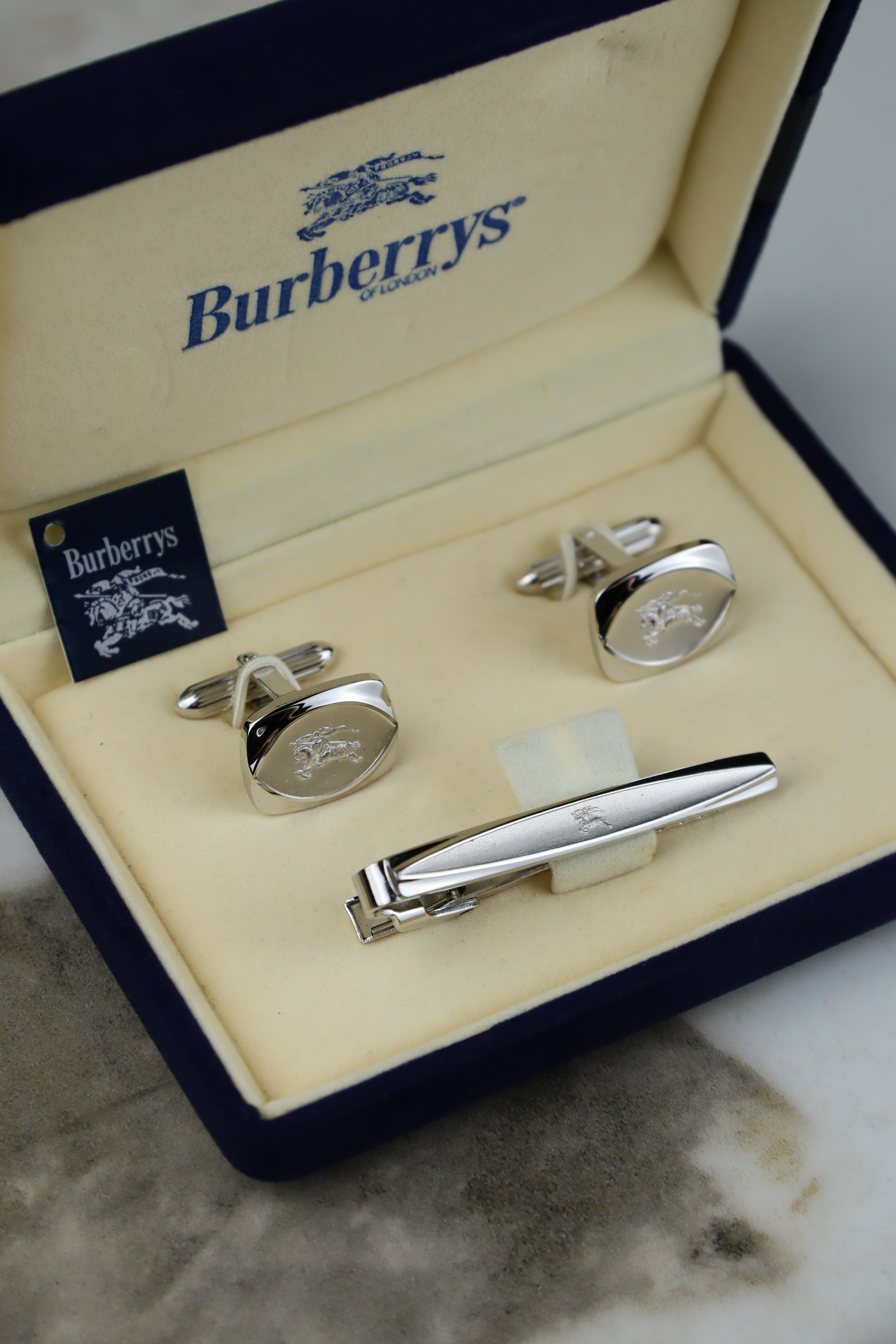 Burberry – zestaw spinek do mankietów i krawata stalowy z logo jeźdźca (S15)