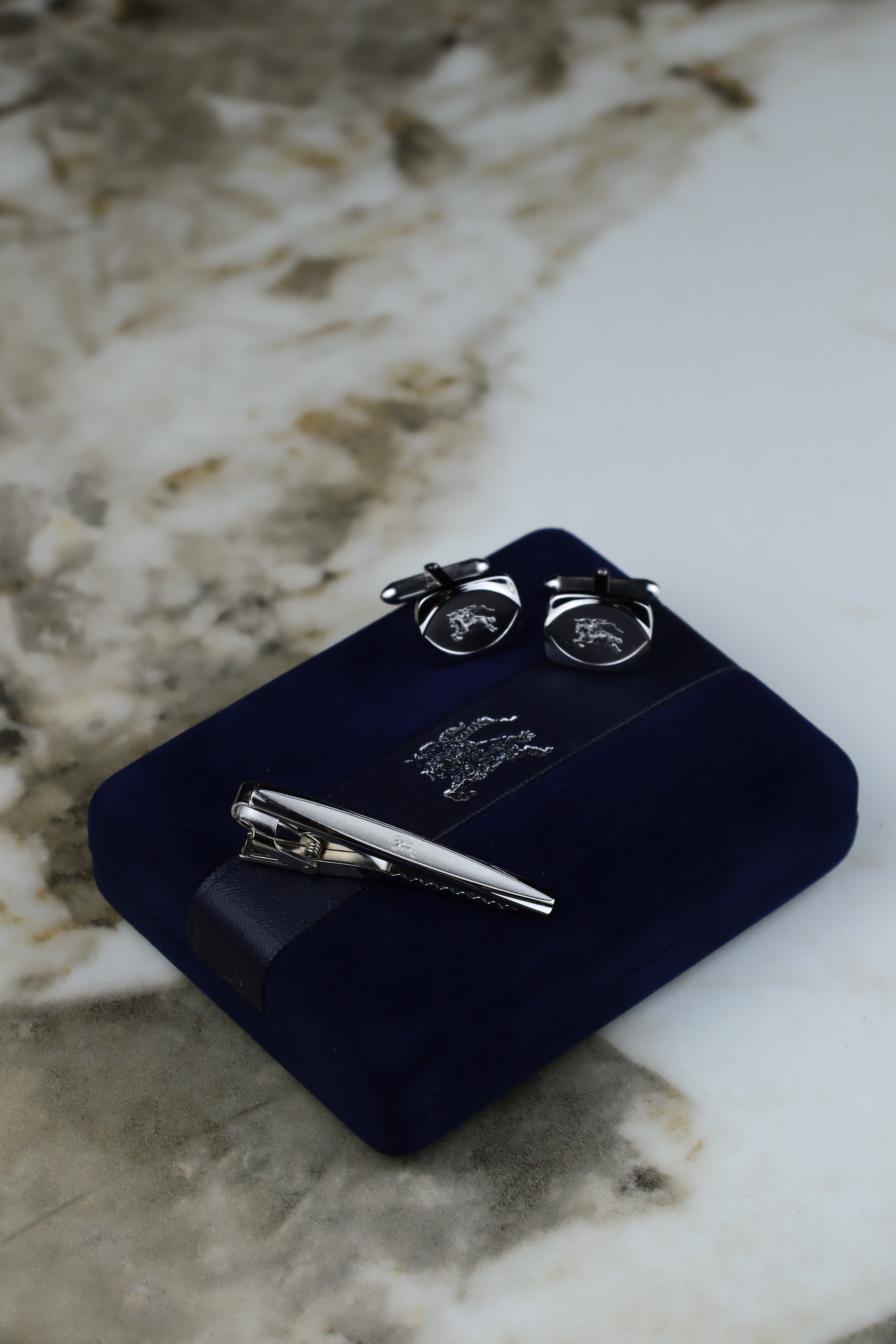 Burberry – zestaw spinek do mankietów i krawata stalowy z logo jeźdźca (S15)