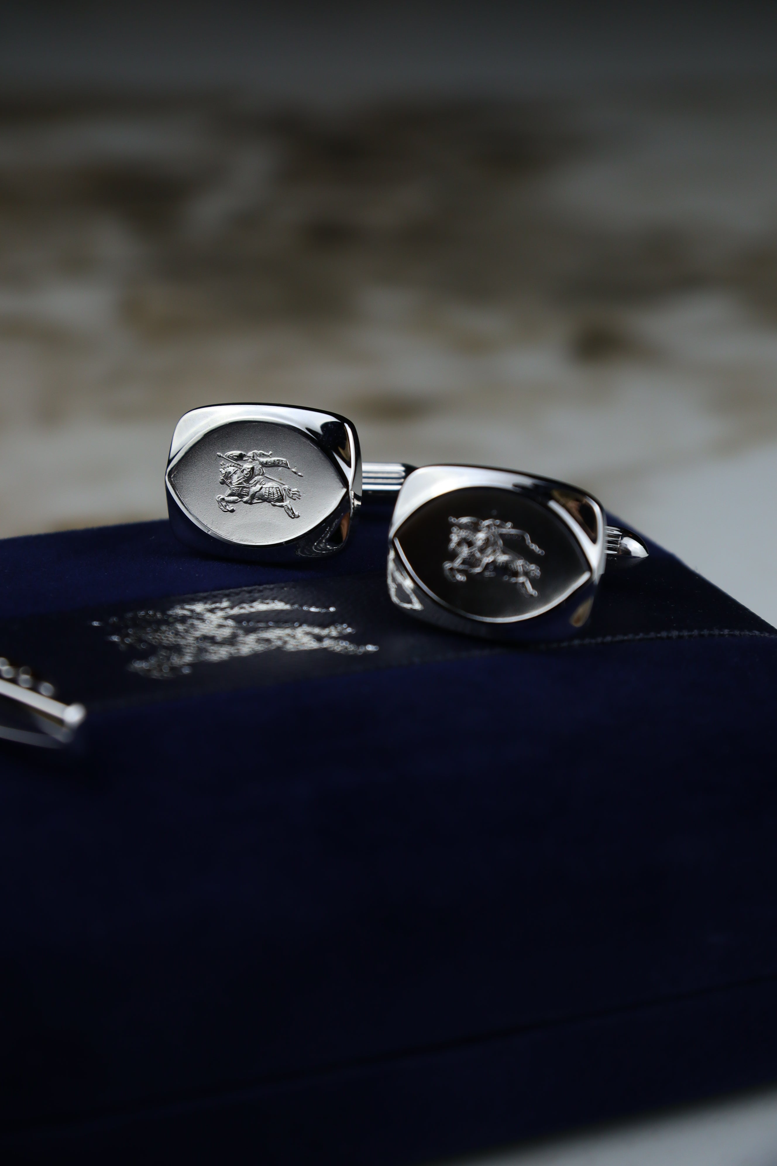 Burberry – zestaw spinek do mankietów i krawata stalowy z logo jeźdźca (S15)