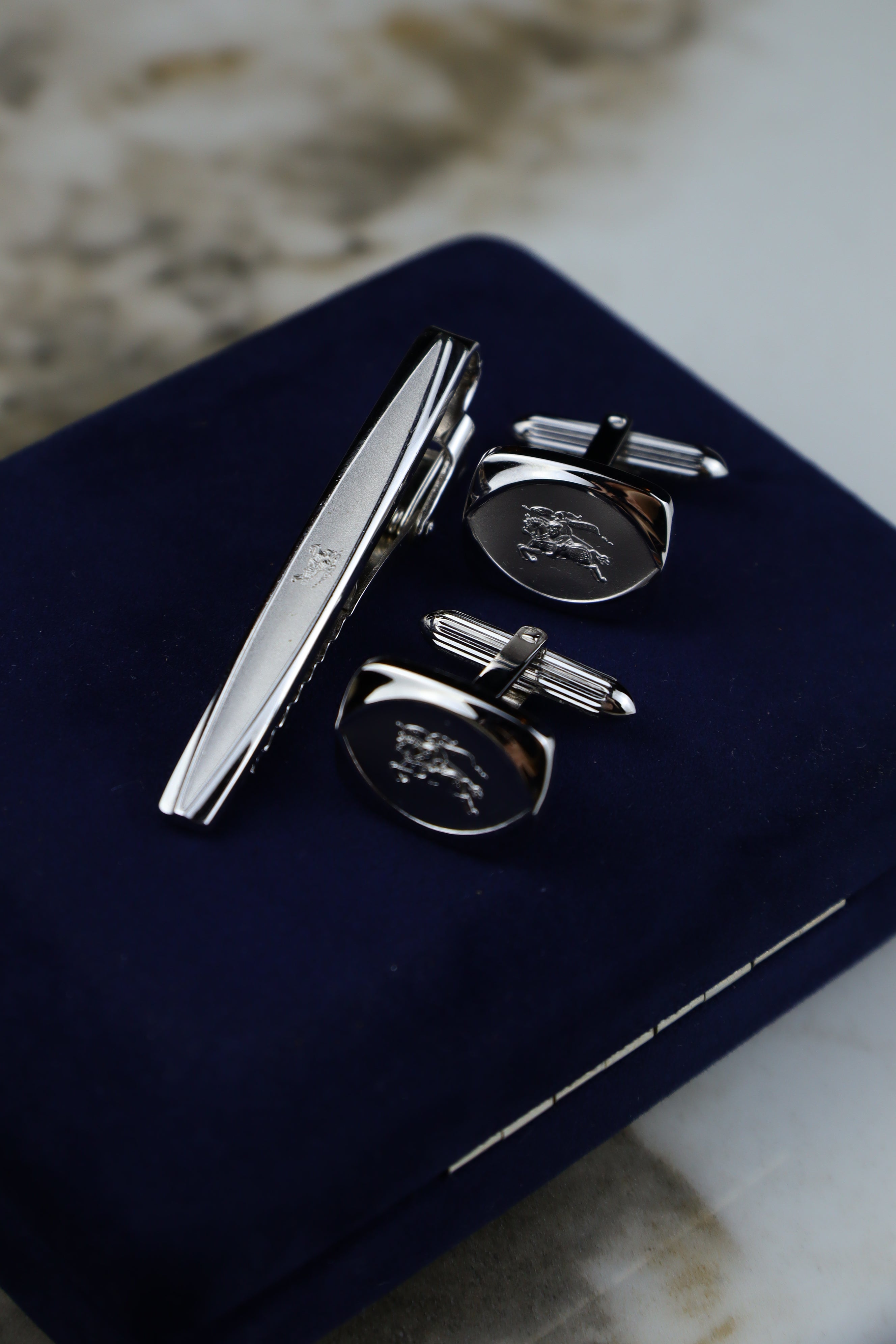 Burberry – zestaw spinek do mankietów i krawata stalowy z logo jeźdźca (S15)