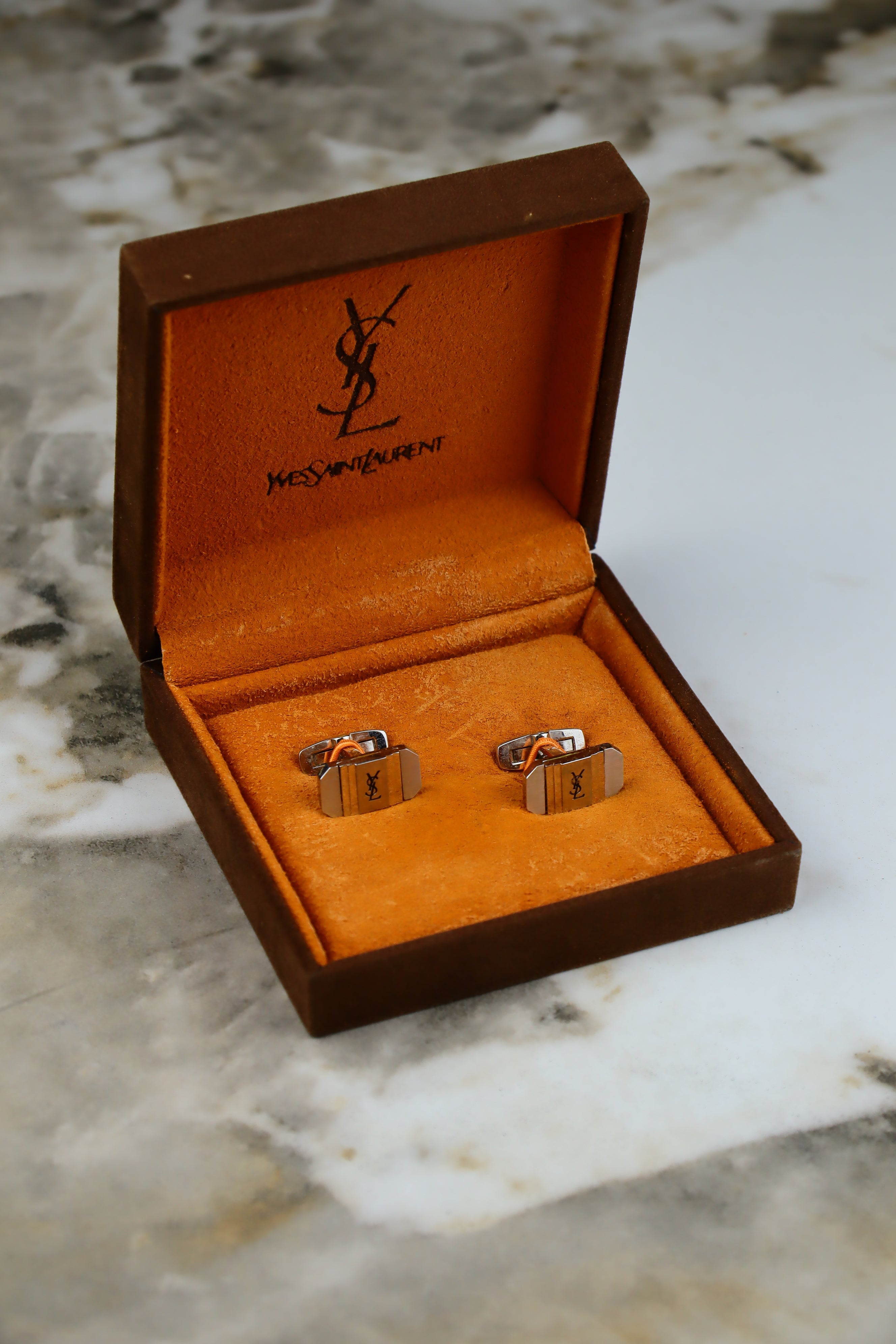 Yves Saint Laurent – klasyczne spinki do mankietów stalowe z logo (S19)